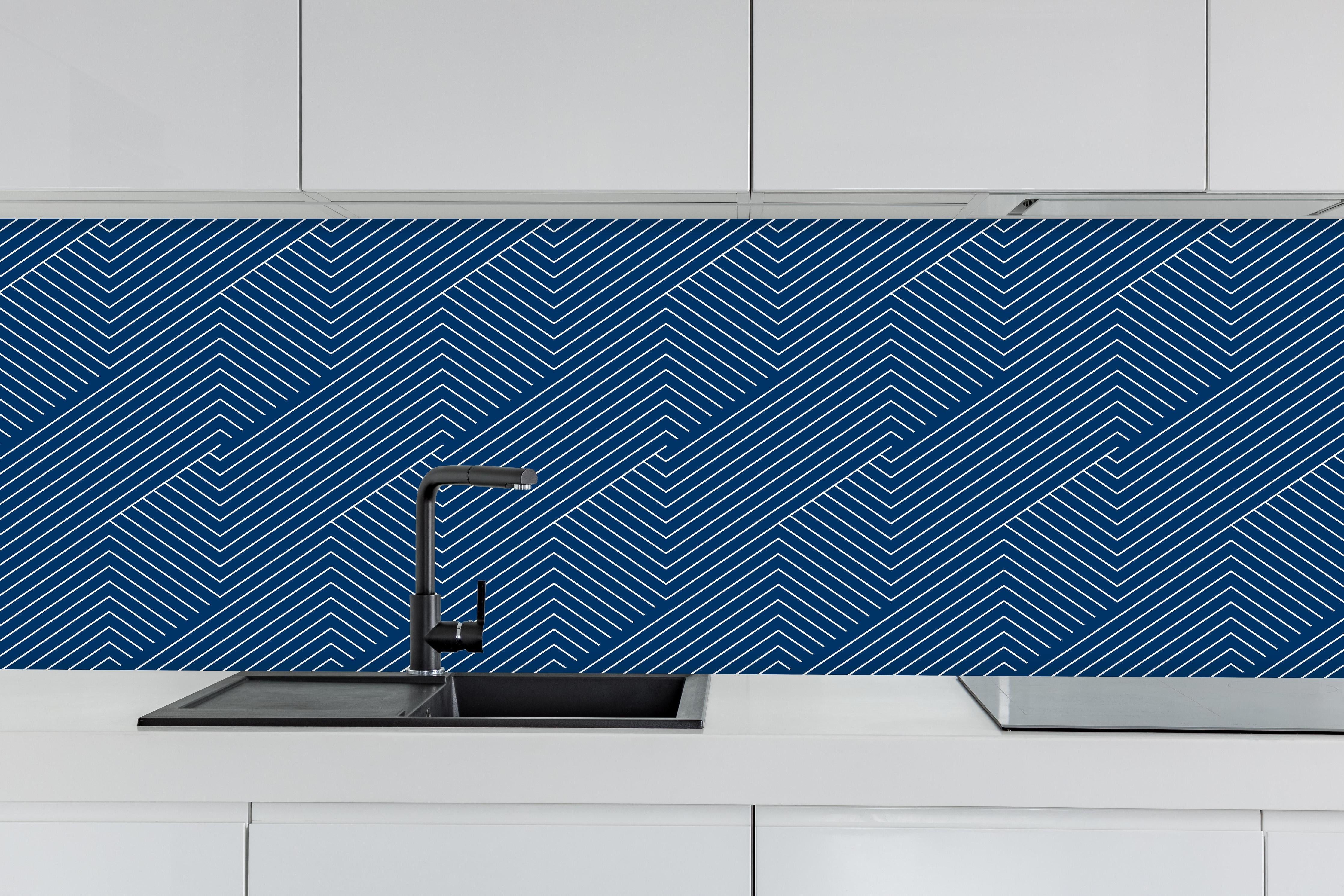 Küche - Geometrica Intreccio Blu notte hinter weißen Hochglanz-Küchenregalen und schwarzem Wasserhahn