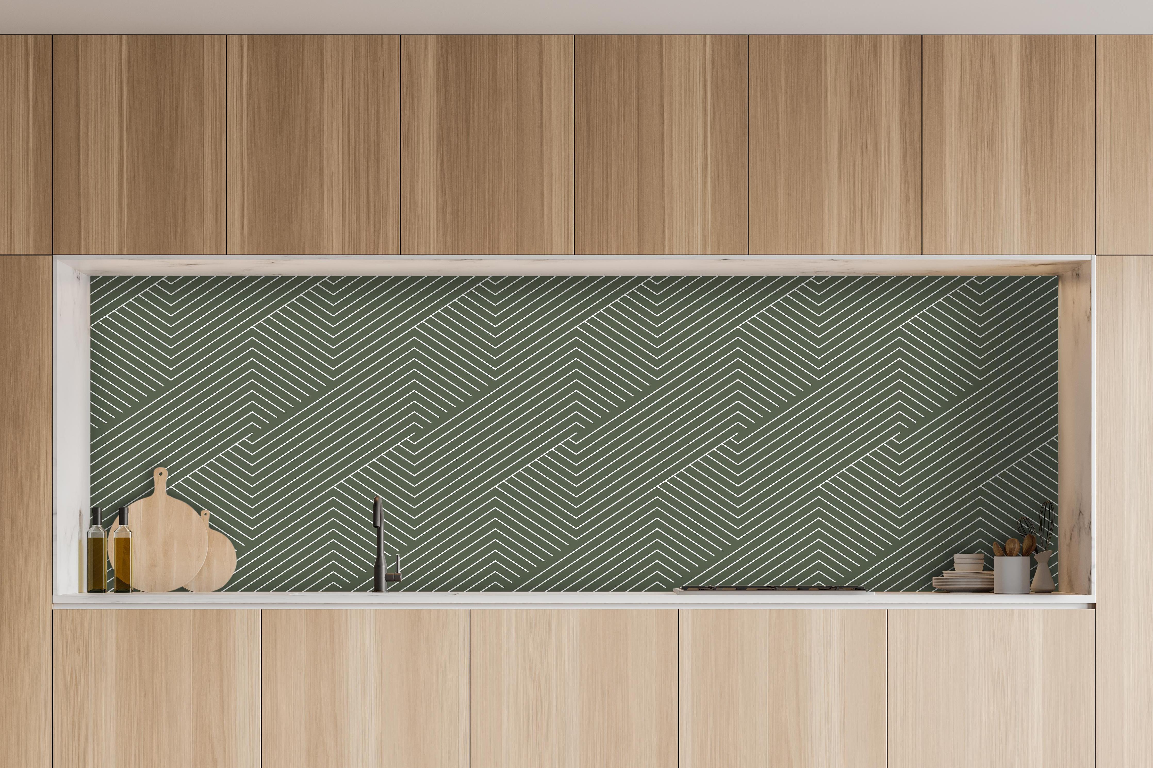 Küche - Geometrica Intreccio Bosco hinter weißen Hochglanz-Küchenregalen und schwarzem Wasserhahn