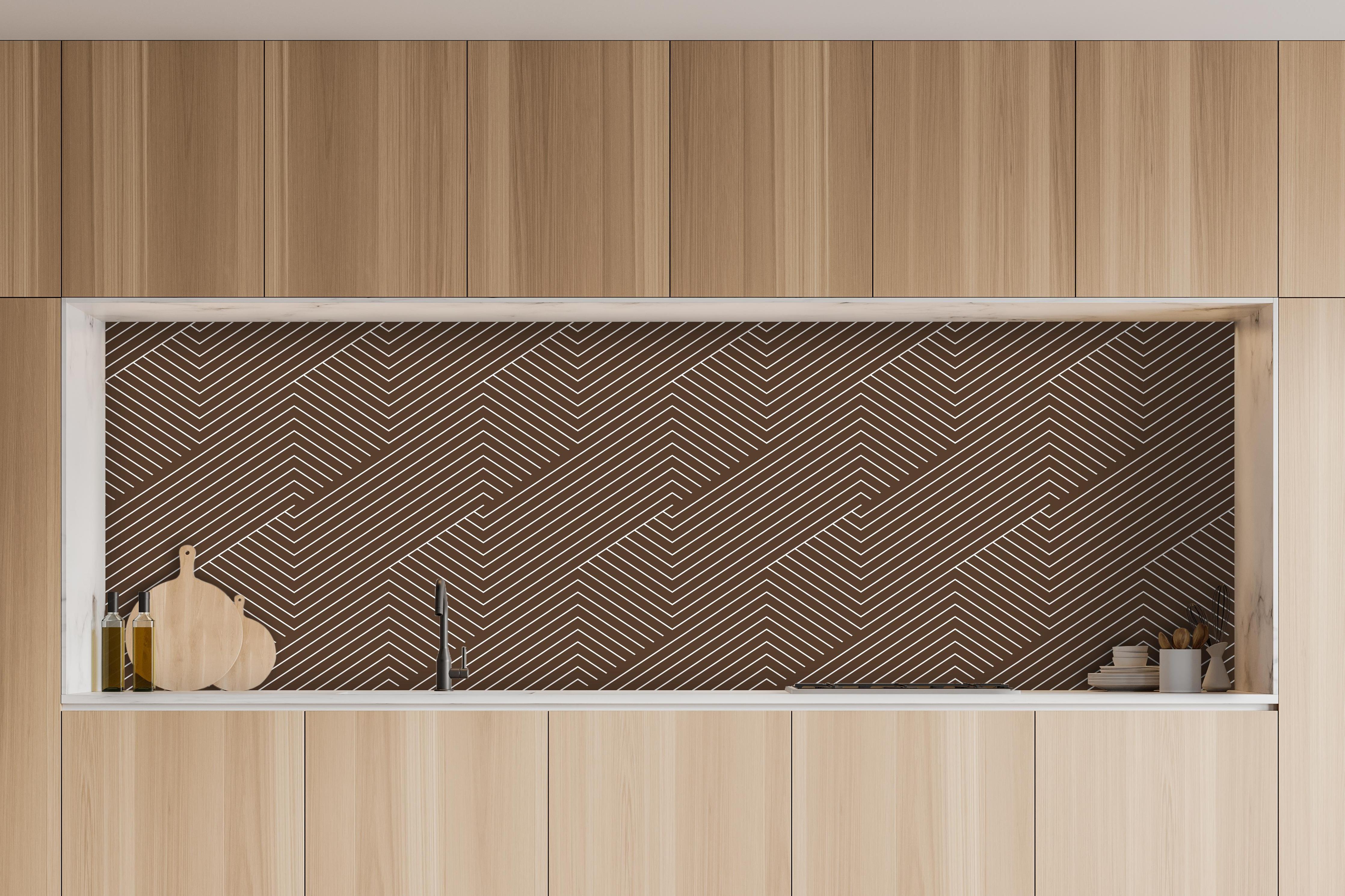 Küche - Geometrica Intreccio Caffè hinter weißen Hochglanz-Küchenregalen und schwarzem Wasserhahn