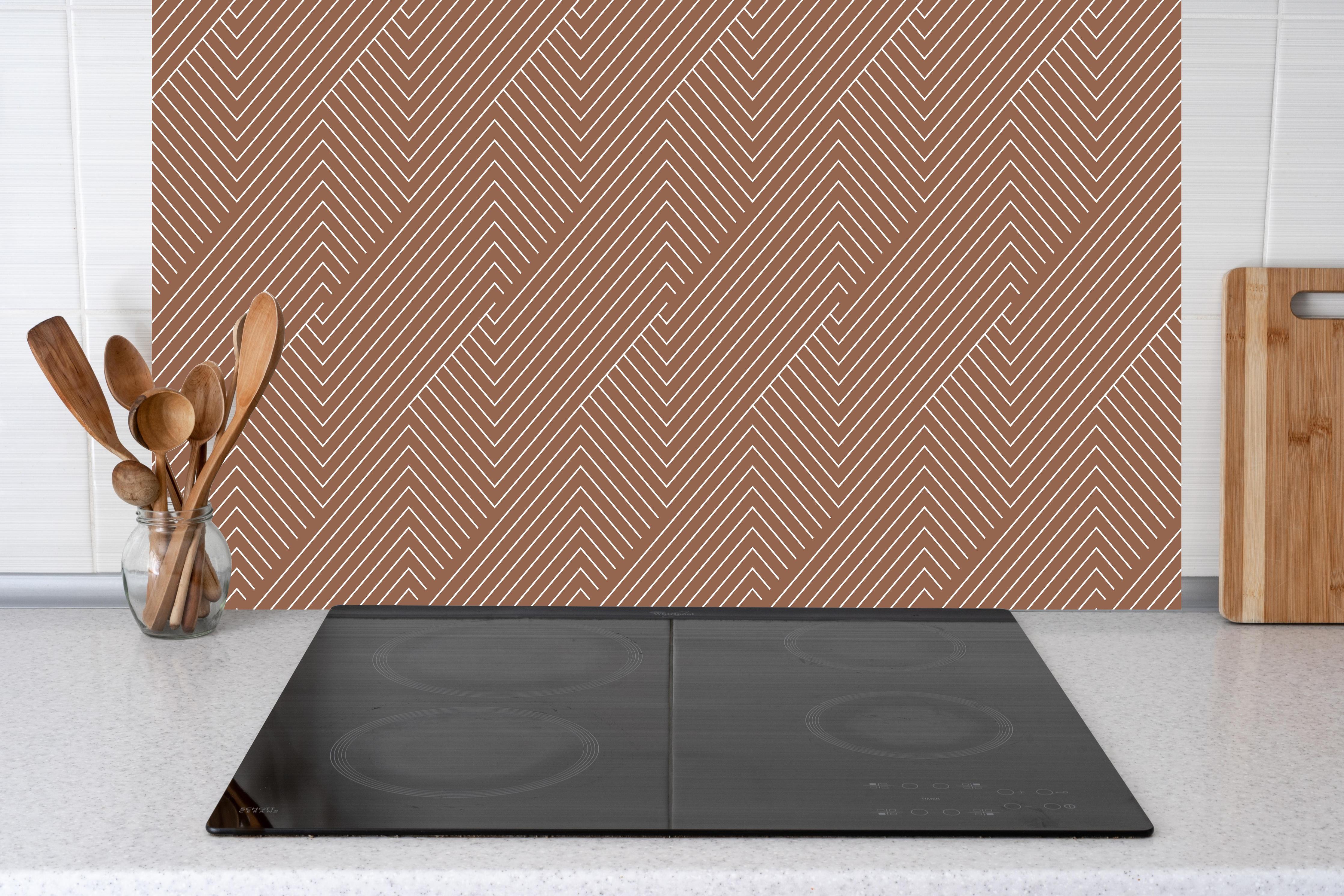 Küche - Geometrica Intreccio Cannella hinter weißen Hochglanz-Küchenregalen und schwarzem Wasserhahn