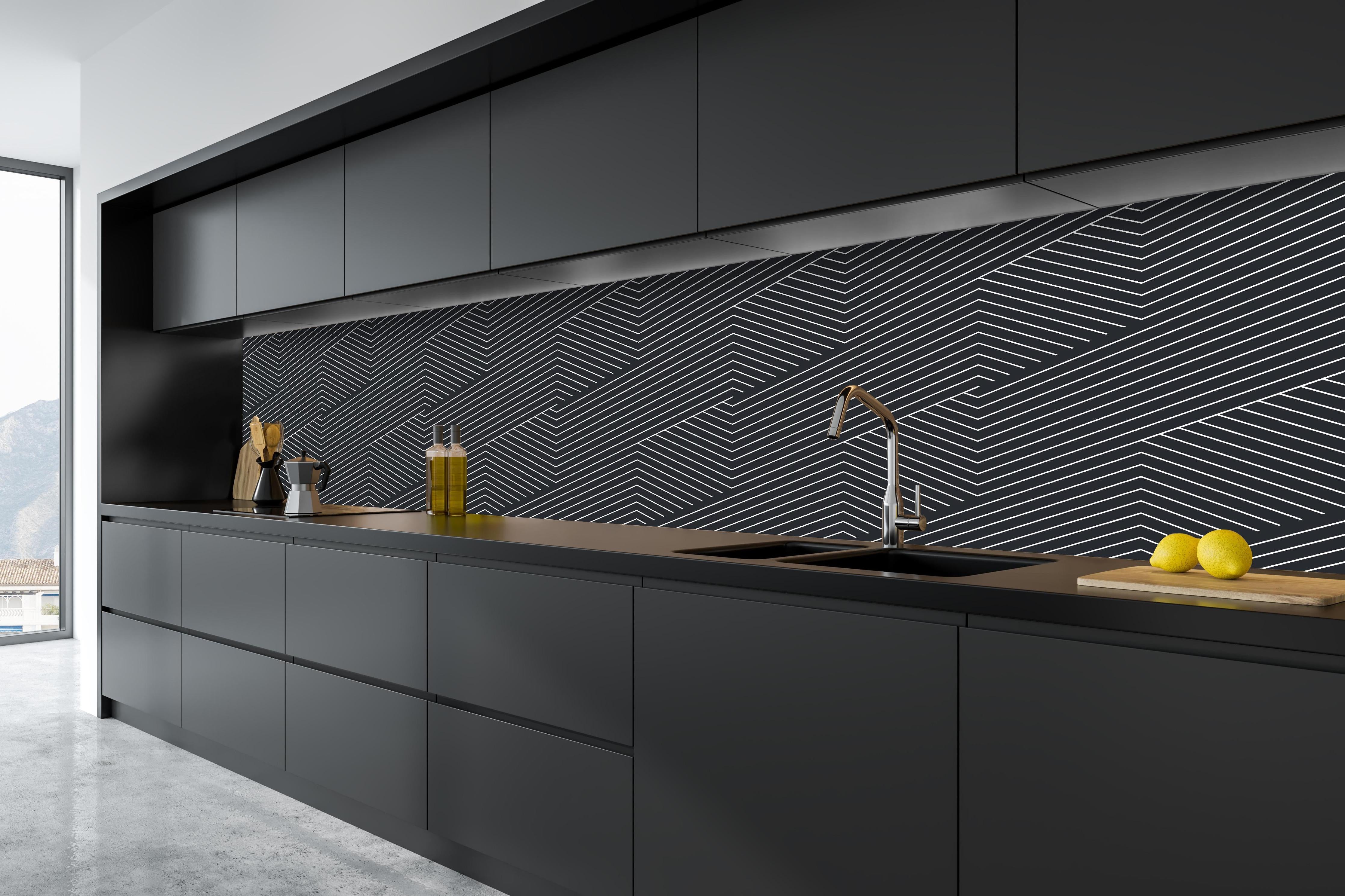 Küche - Geometrica Intreccio Carbone hinter weißen Hochglanz-Küchenregalen und schwarzem Wasserhahn