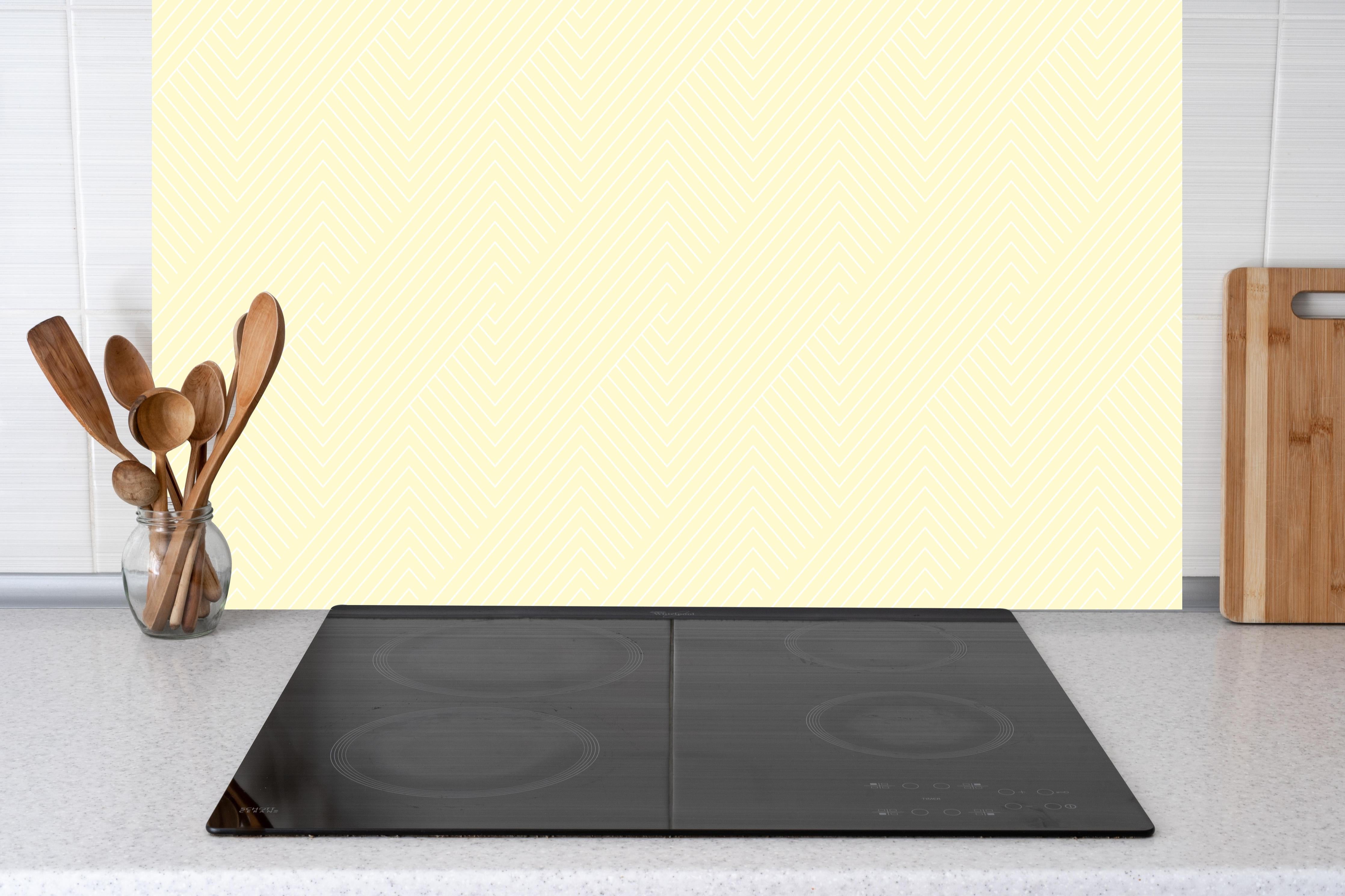 Küche - Geometrica Intreccio Limone crema hinter weißen Hochglanz-Küchenregalen und schwarzem Wasserhahn