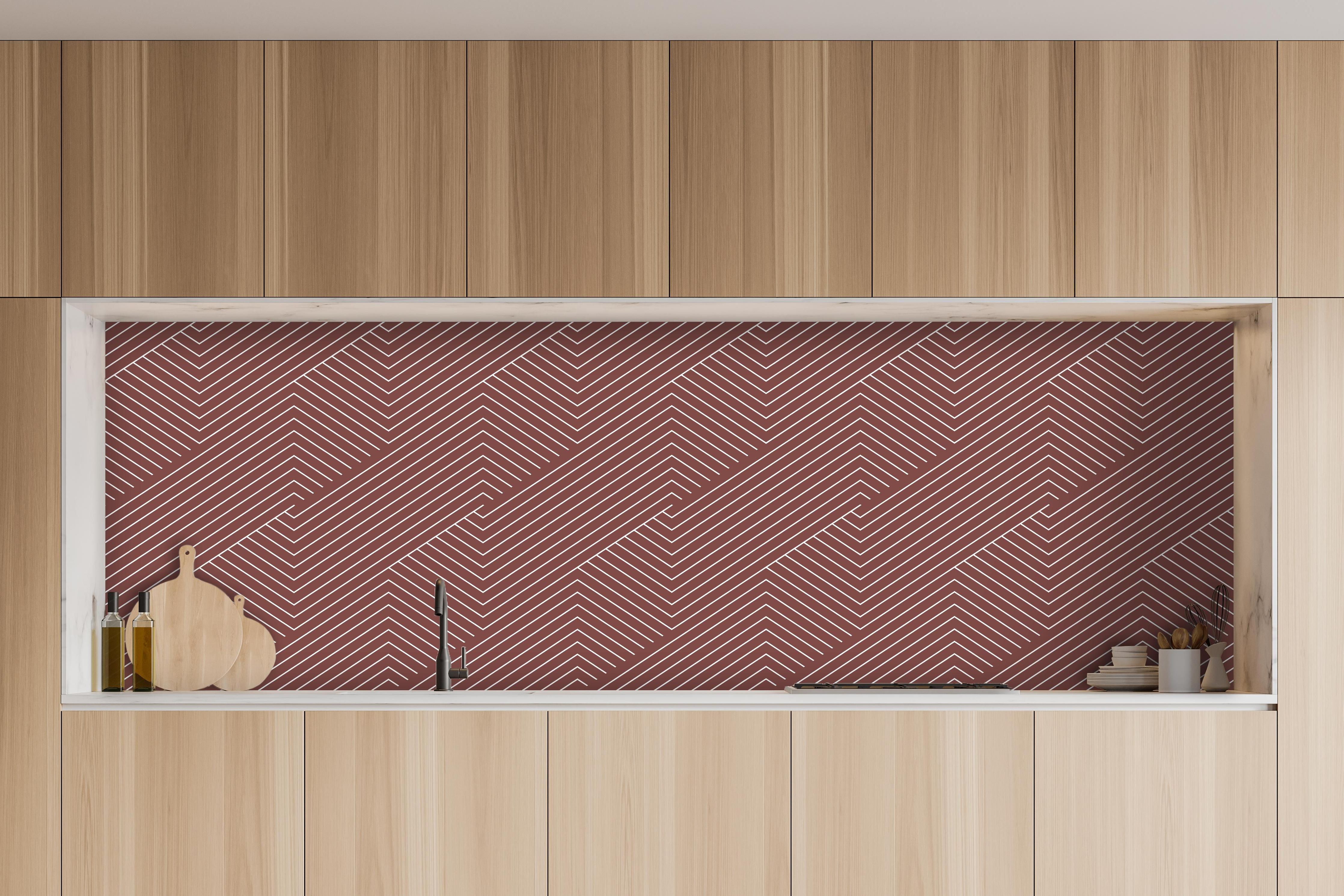 Küche - Geometrica Intreccio Mattone hinter weißen Hochglanz-Küchenregalen und schwarzem Wasserhahn