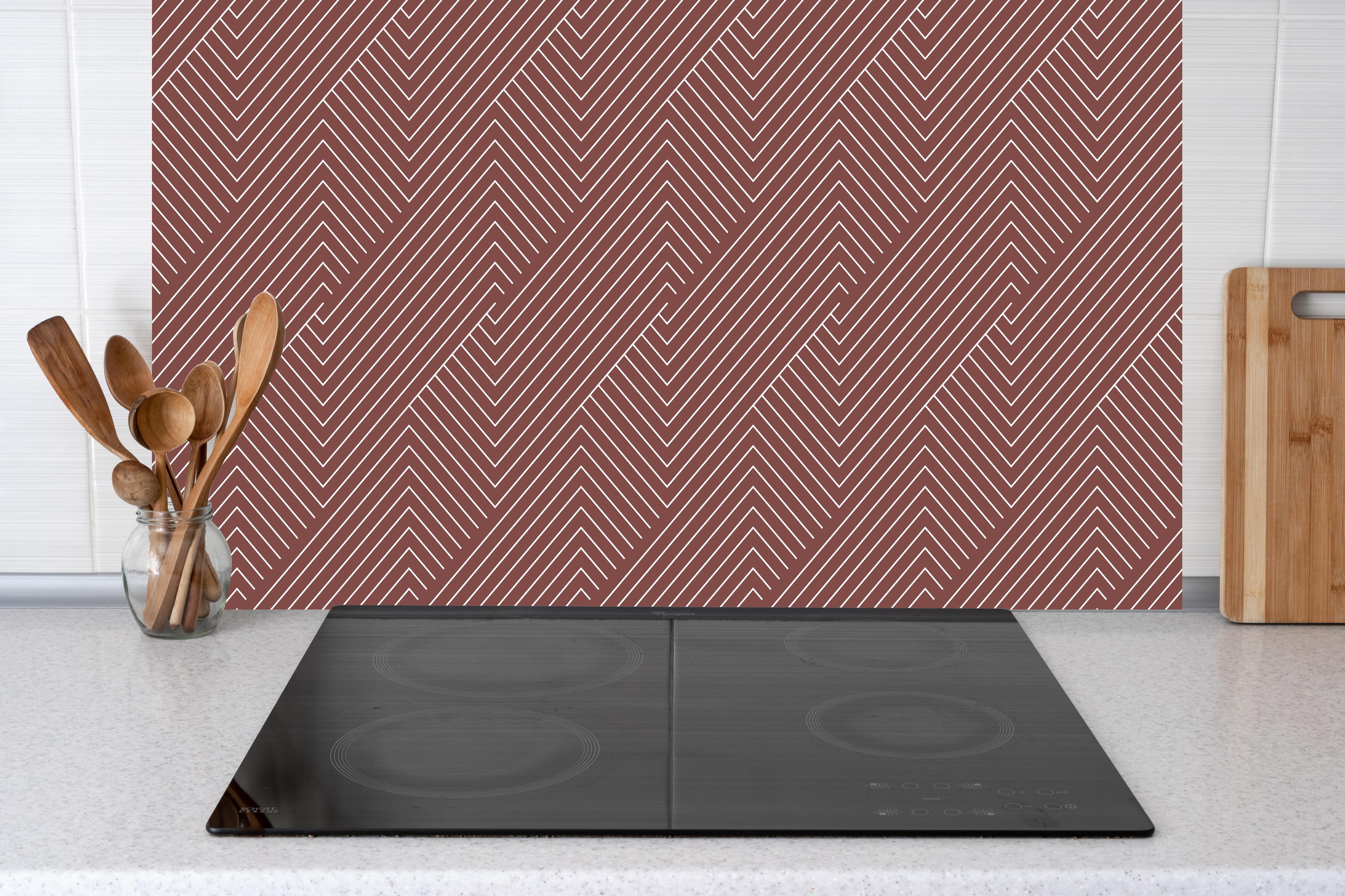 Küche - Geometrica Intreccio Mattone hinter weißen Hochglanz-Küchenregalen und schwarzem Wasserhahn