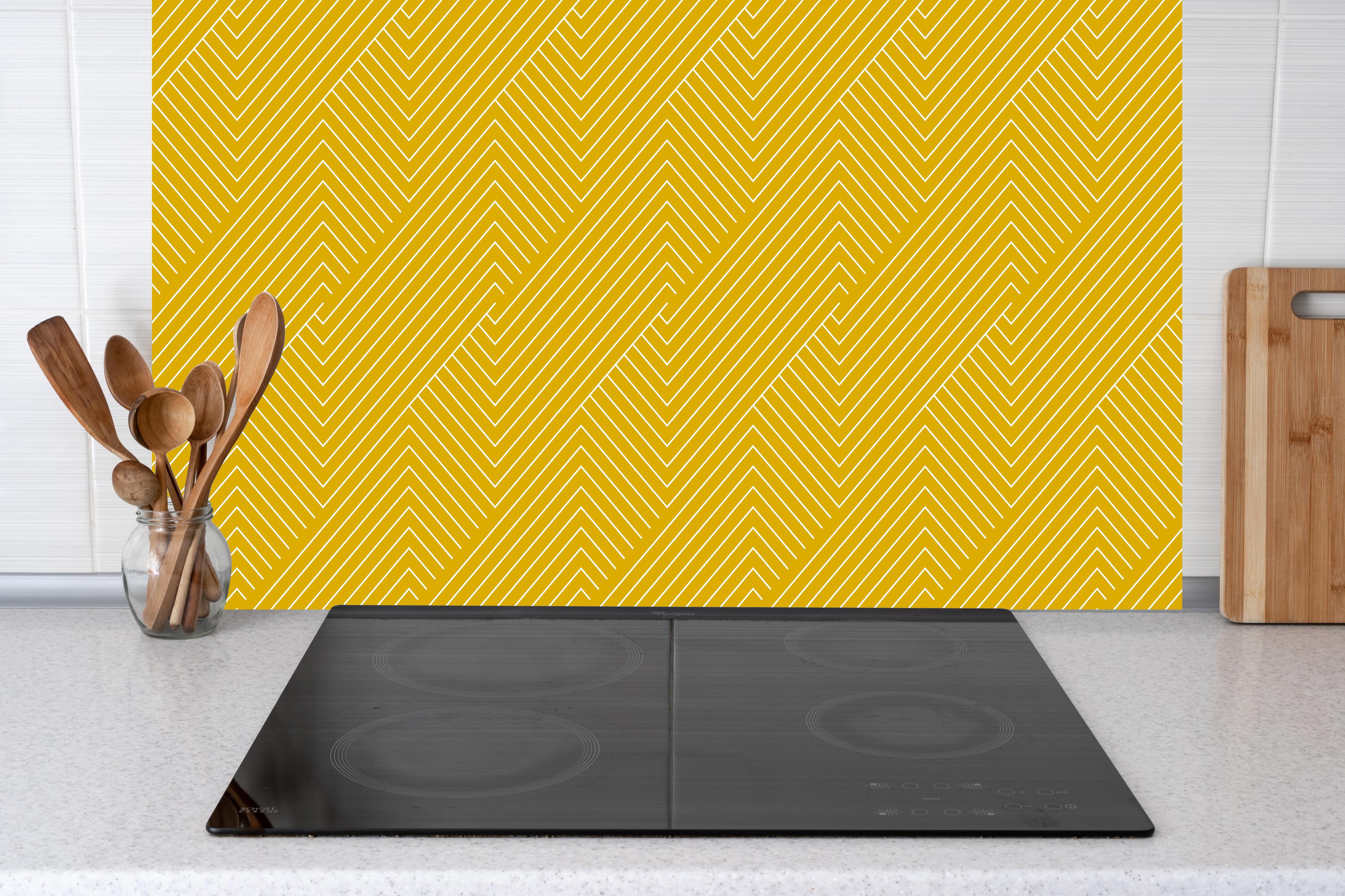 Küche - Geometrica Intreccio Senape hinter weißen Hochglanz-Küchenregalen und schwarzem Wasserhahn