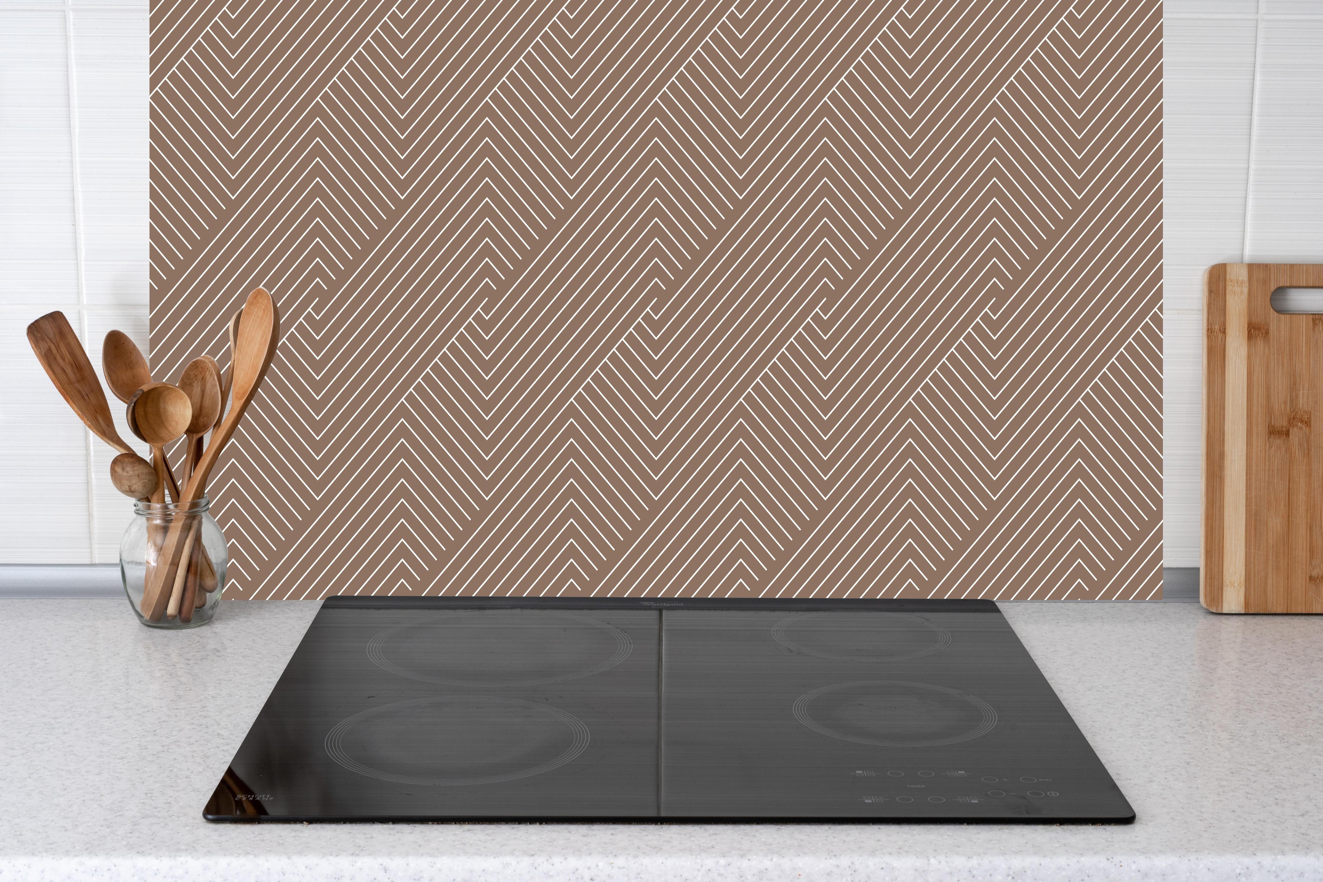 Küche - Geometrica Intreccio Sigaro hinter weißen Hochglanz-Küchenregalen und schwarzem Wasserhahn