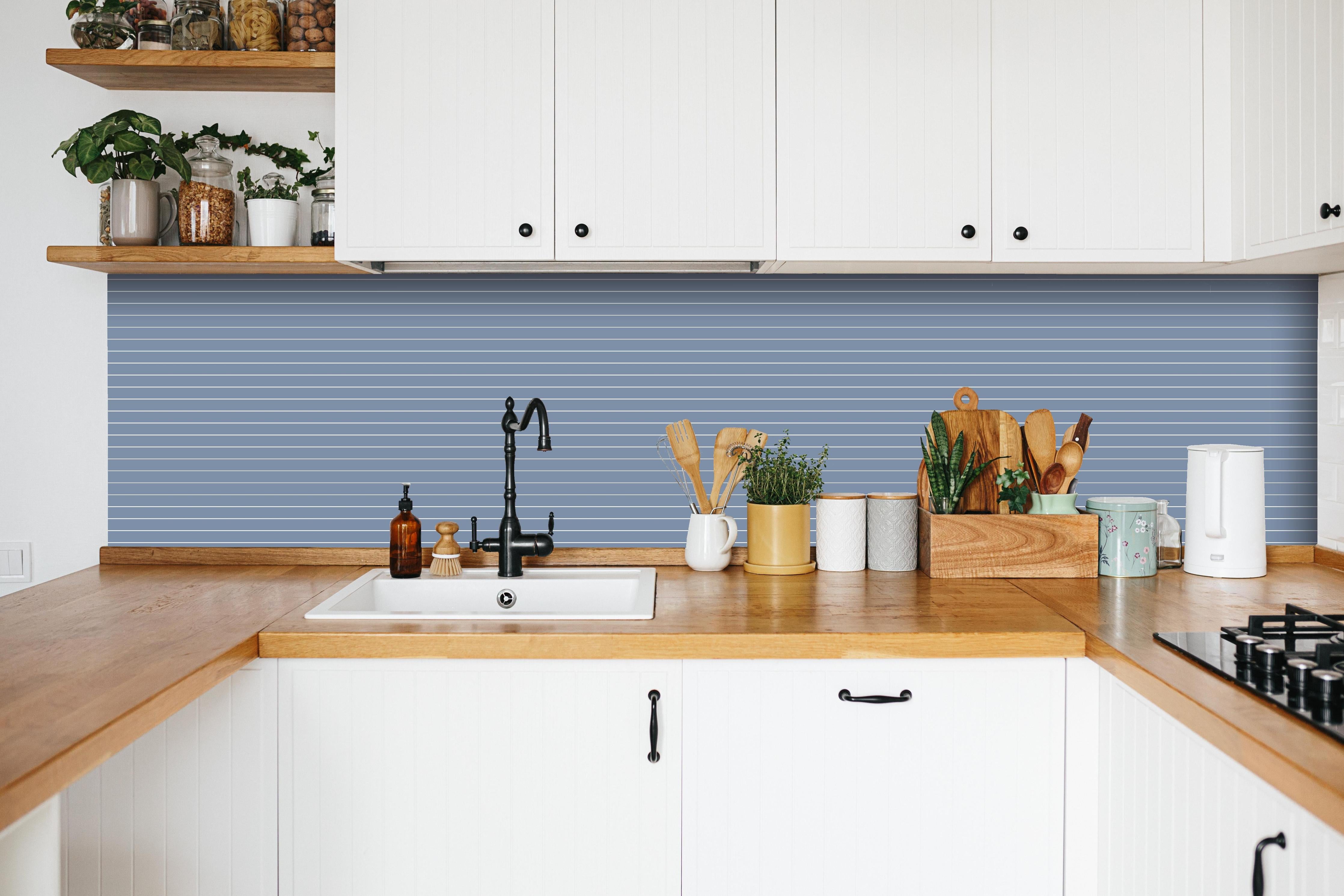 Küche - Geometrica Orizzontale Azzurro polvere hinter weißen Hochglanz-Küchenregalen und schwarzem Wasserhahn