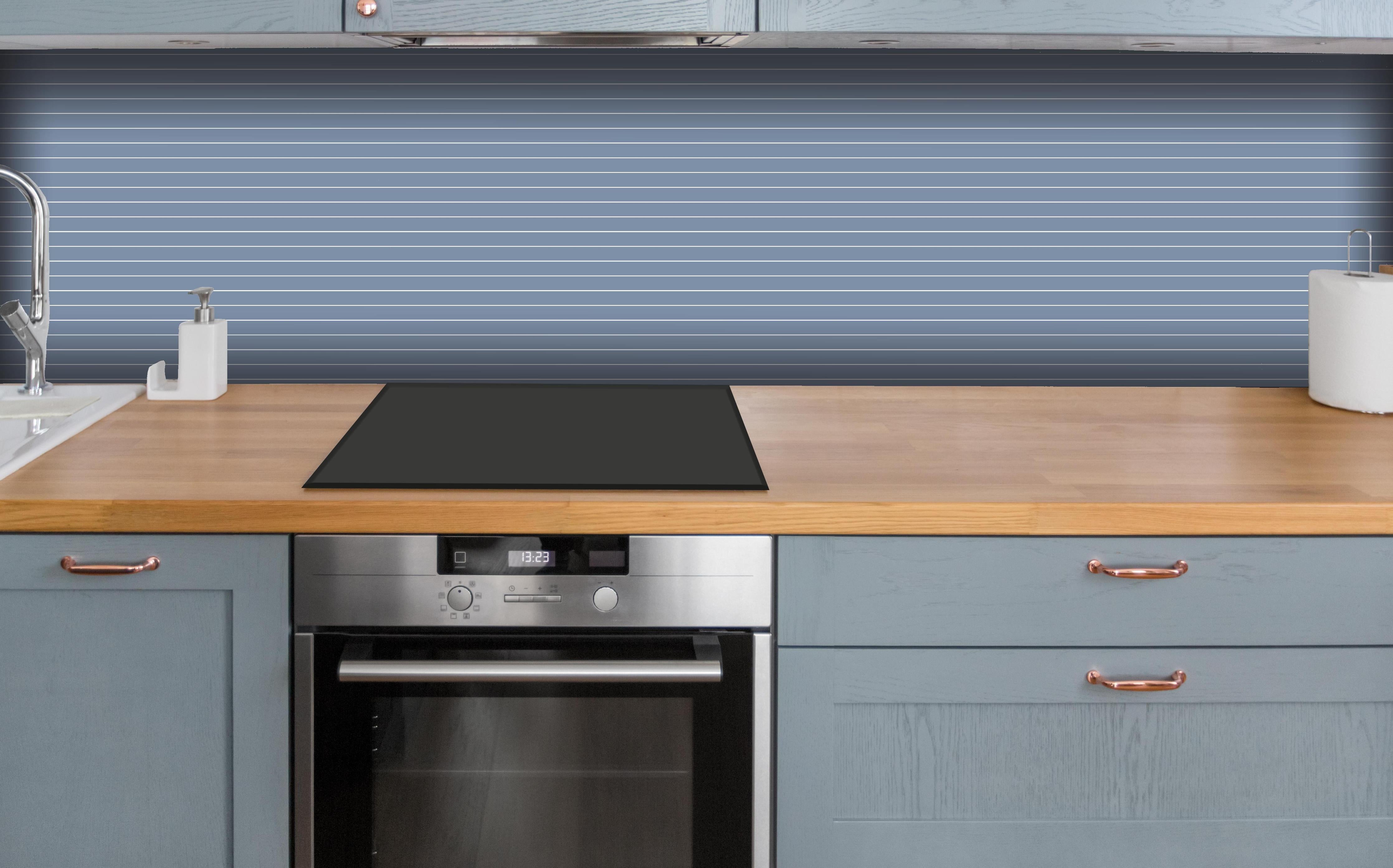 Küche - Geometrica Orizzontale Azzurro polvere hinter weißen Hochglanz-Küchenregalen und schwarzem Wasserhahn