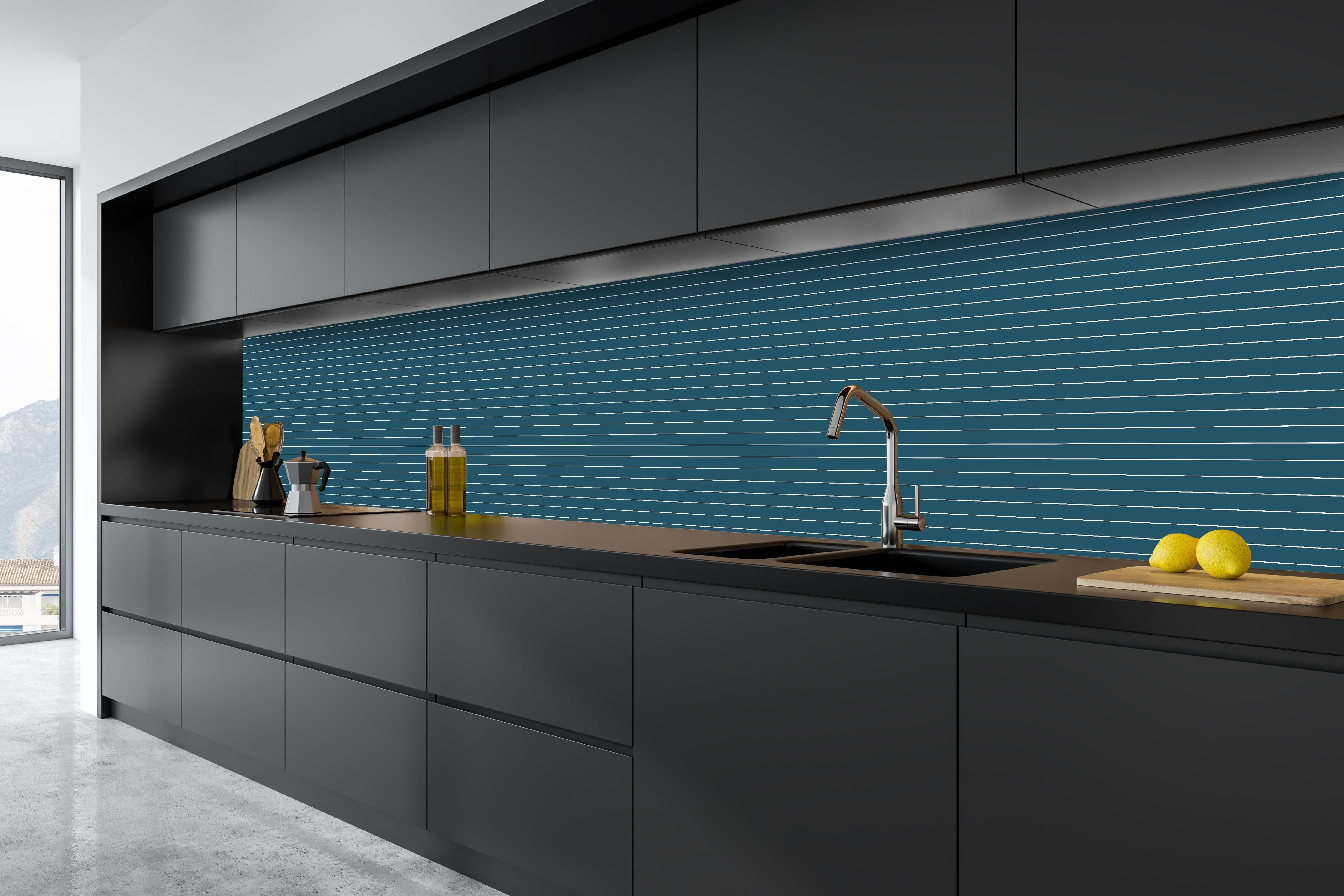 Küche - Geometrica Orizzontale Blu Petrolio hinter weißen Hochglanz-Küchenregalen und schwarzem Wasserhahn