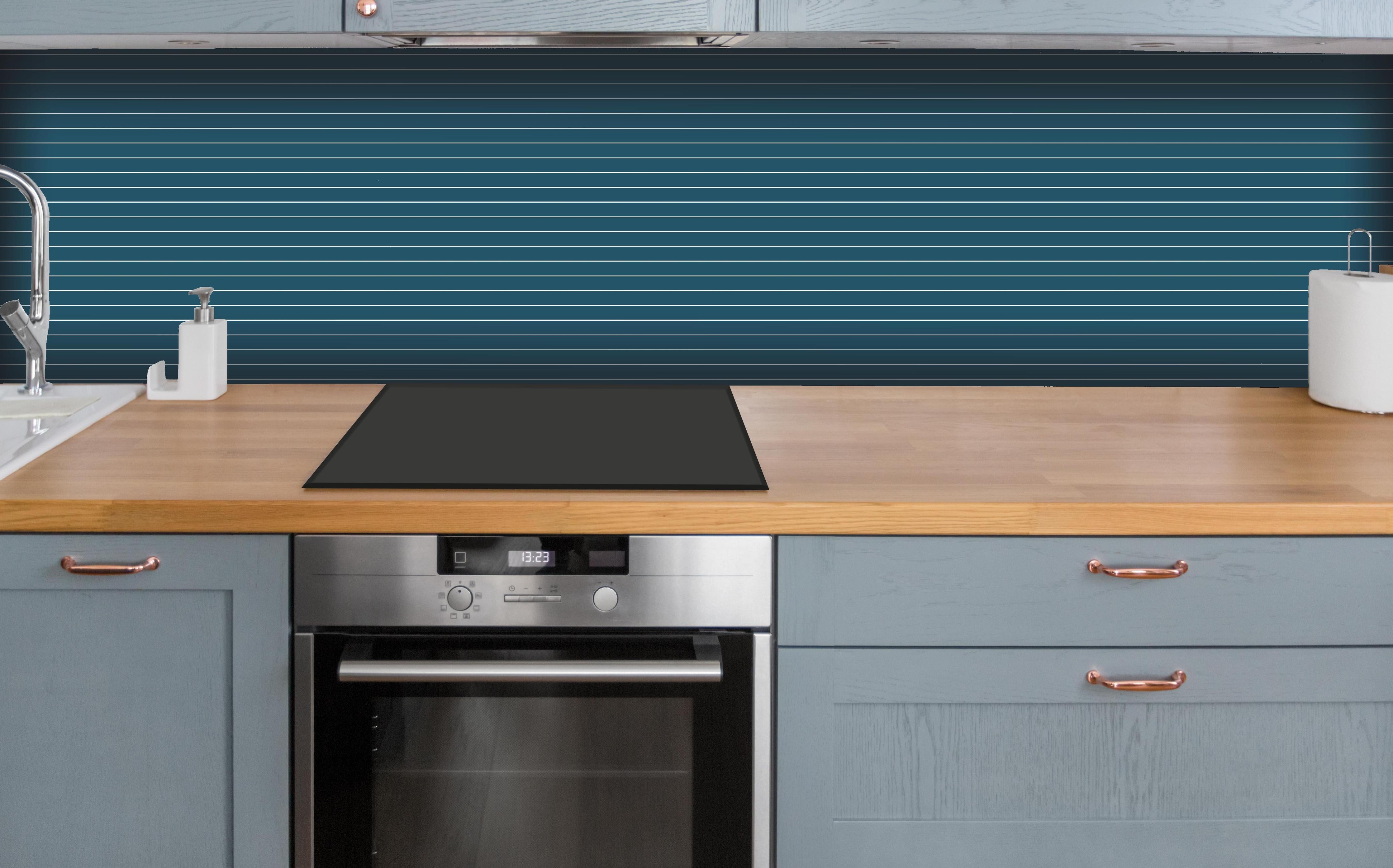 Küche - Geometrica Orizzontale Blu Petrolio hinter weißen Hochglanz-Küchenregalen und schwarzem Wasserhahn