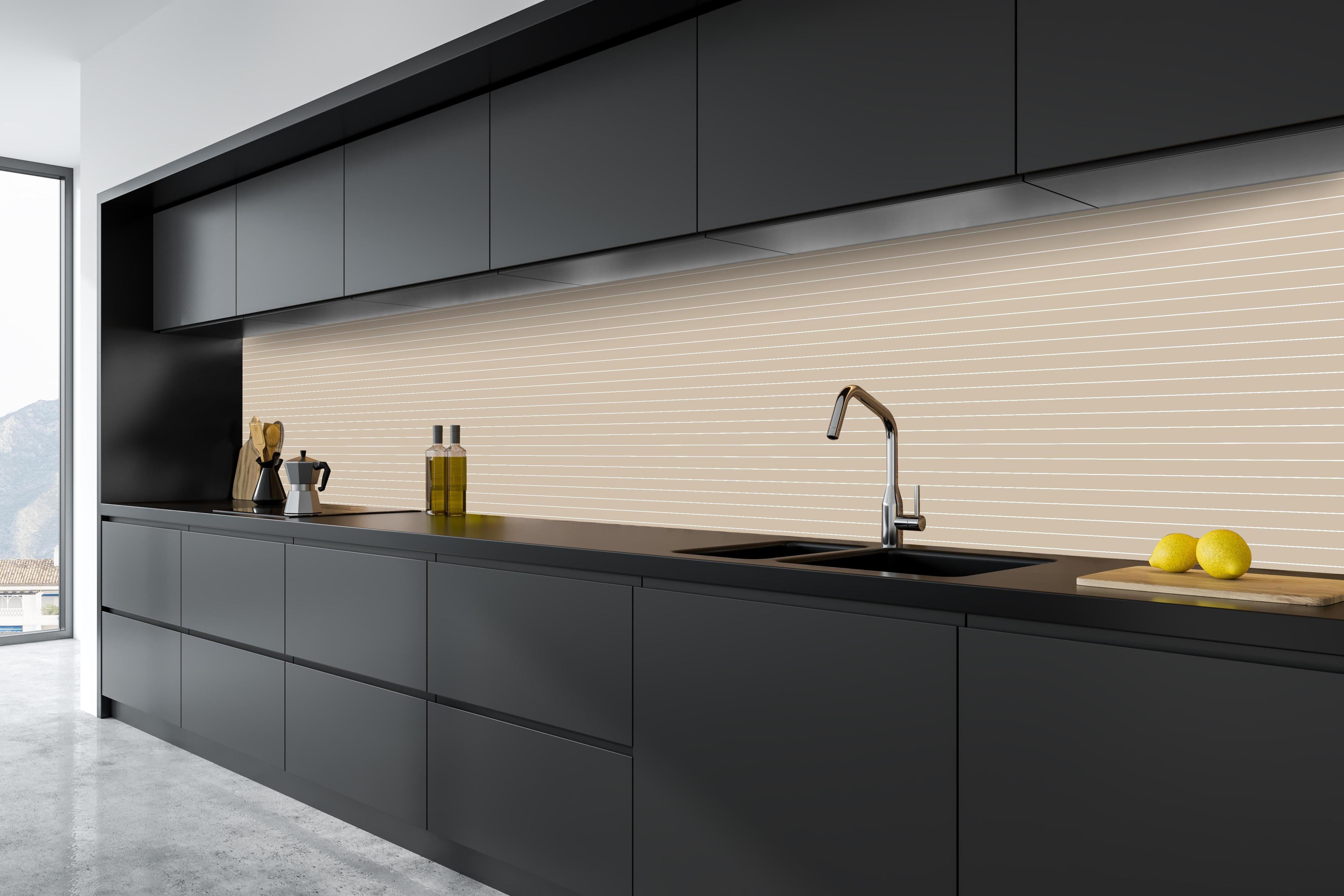Küche - Geometrica Orizzontale Cappuccino hinter weißen Hochglanz-Küchenregalen und schwarzem Wasserhahn