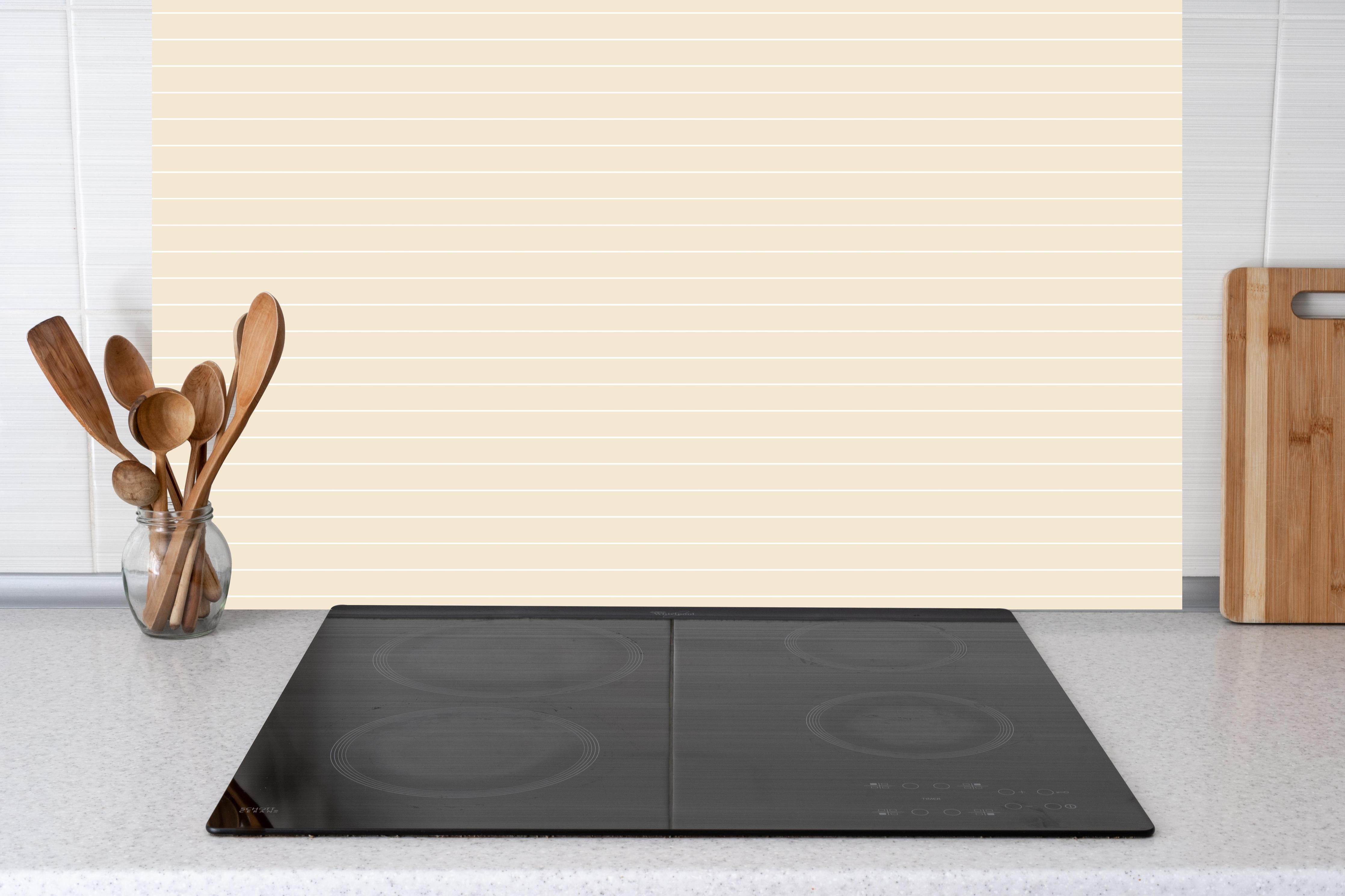 Küche - Geometrica Orizzontale Crema hinter weißen Hochglanz-Küchenregalen und schwarzem Wasserhahn