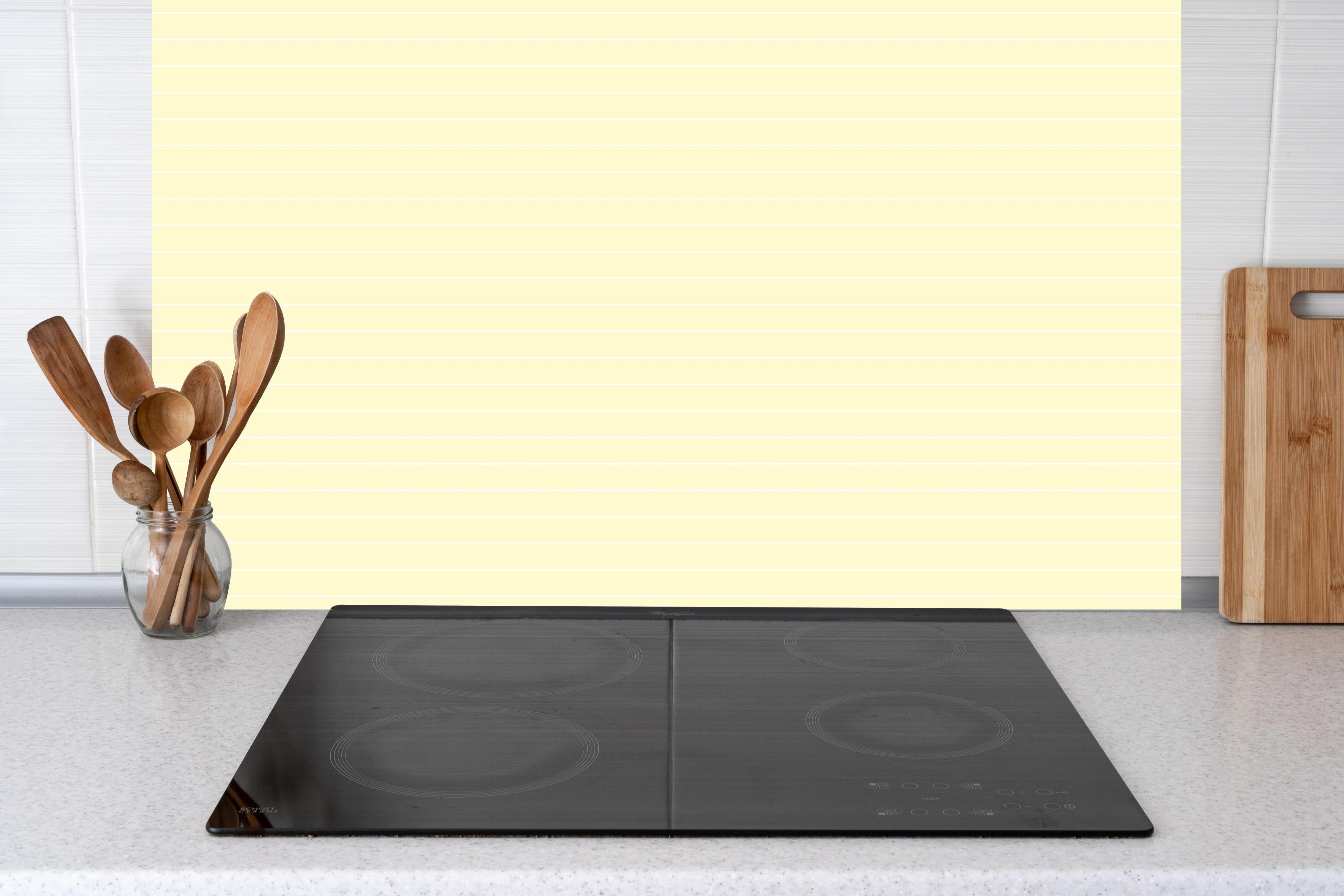 Küche - Geometrica Orizzontale Limone crema hinter weißen Hochglanz-Küchenregalen und schwarzem Wasserhahn