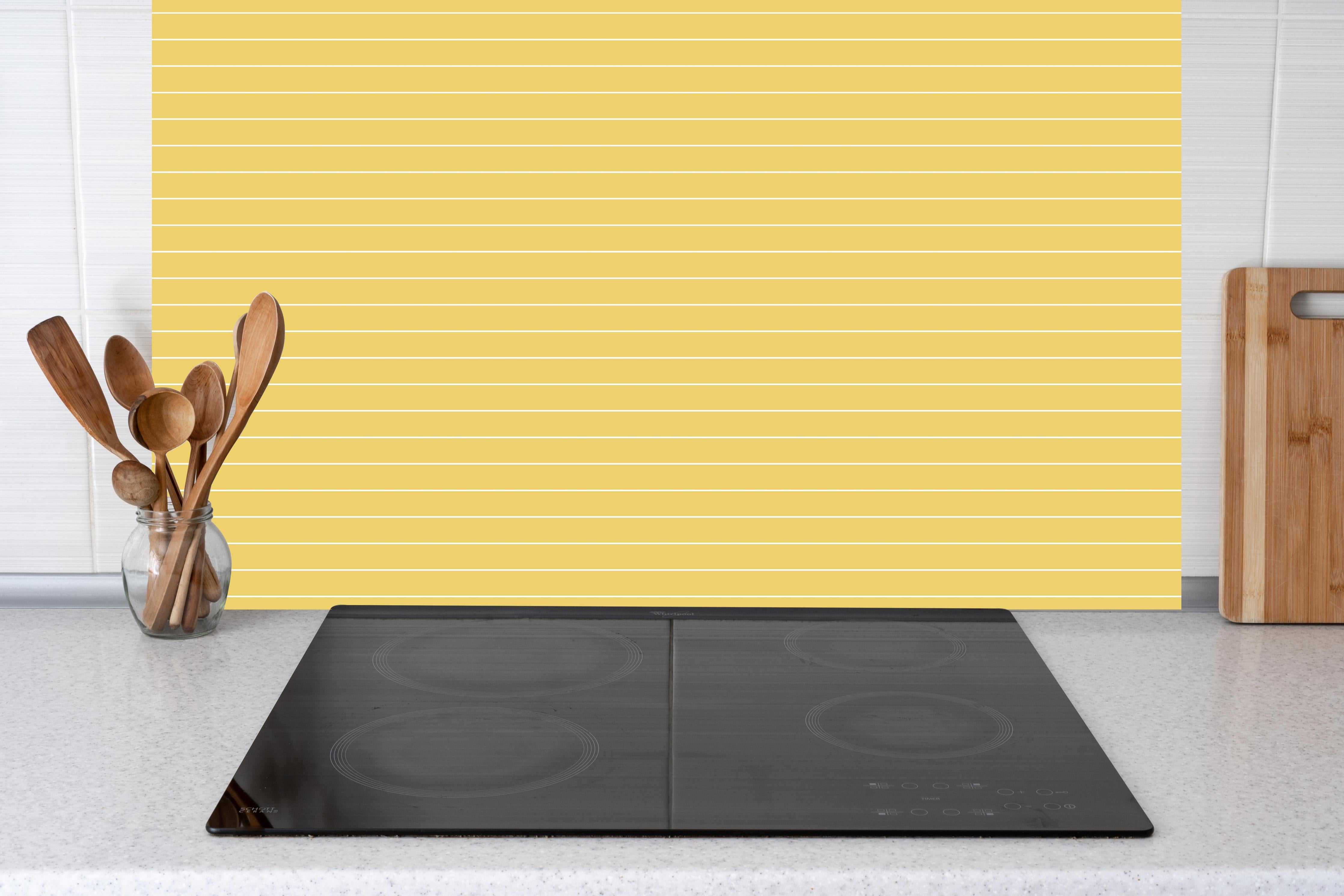 Küche - Geometrica Orizzontale Oro hinter weißen Hochglanz-Küchenregalen und schwarzem Wasserhahn