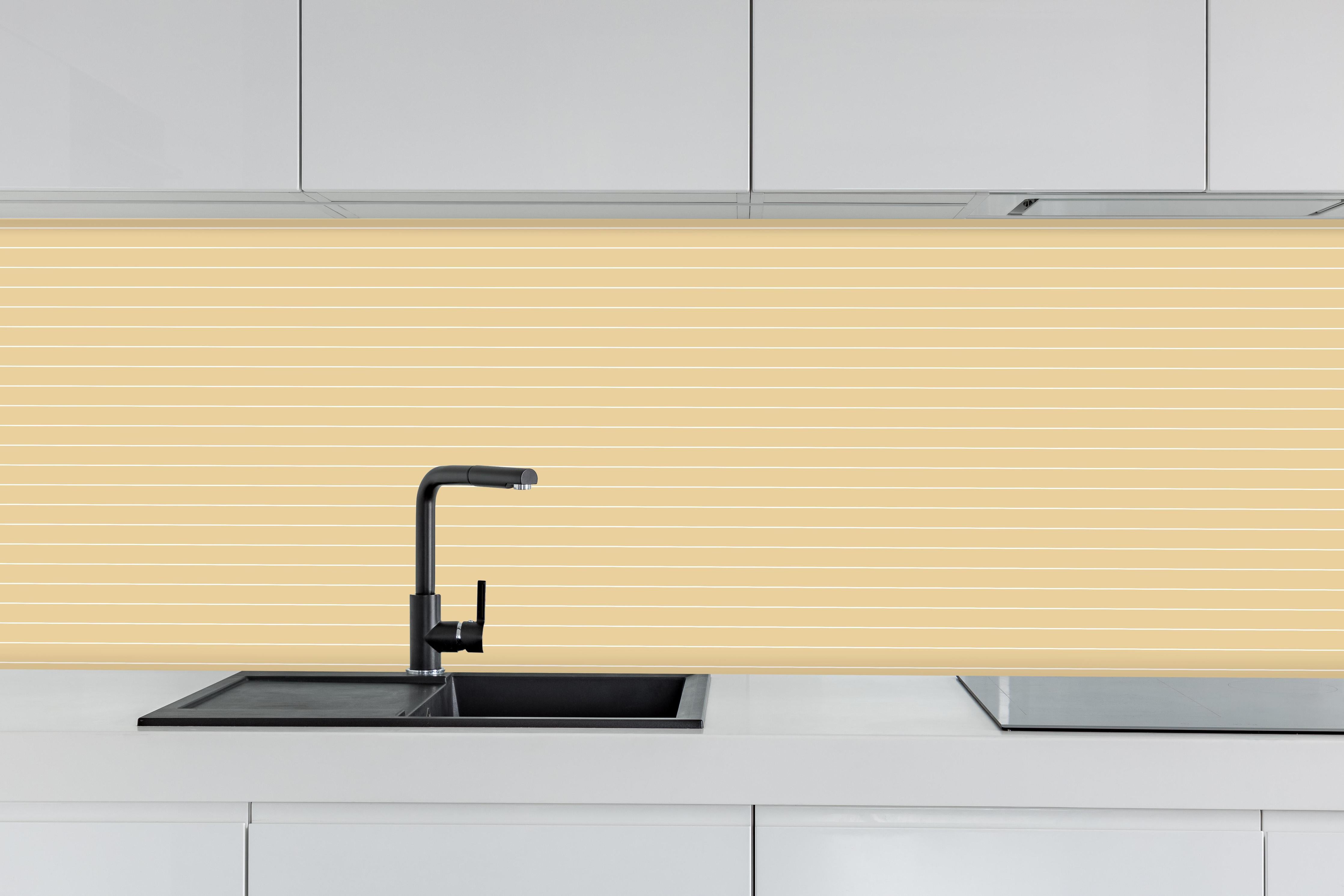 Küche - Geometrica Orizzontale Sabbia hinter weißen Hochglanz-Küchenregalen und schwarzem Wasserhahn