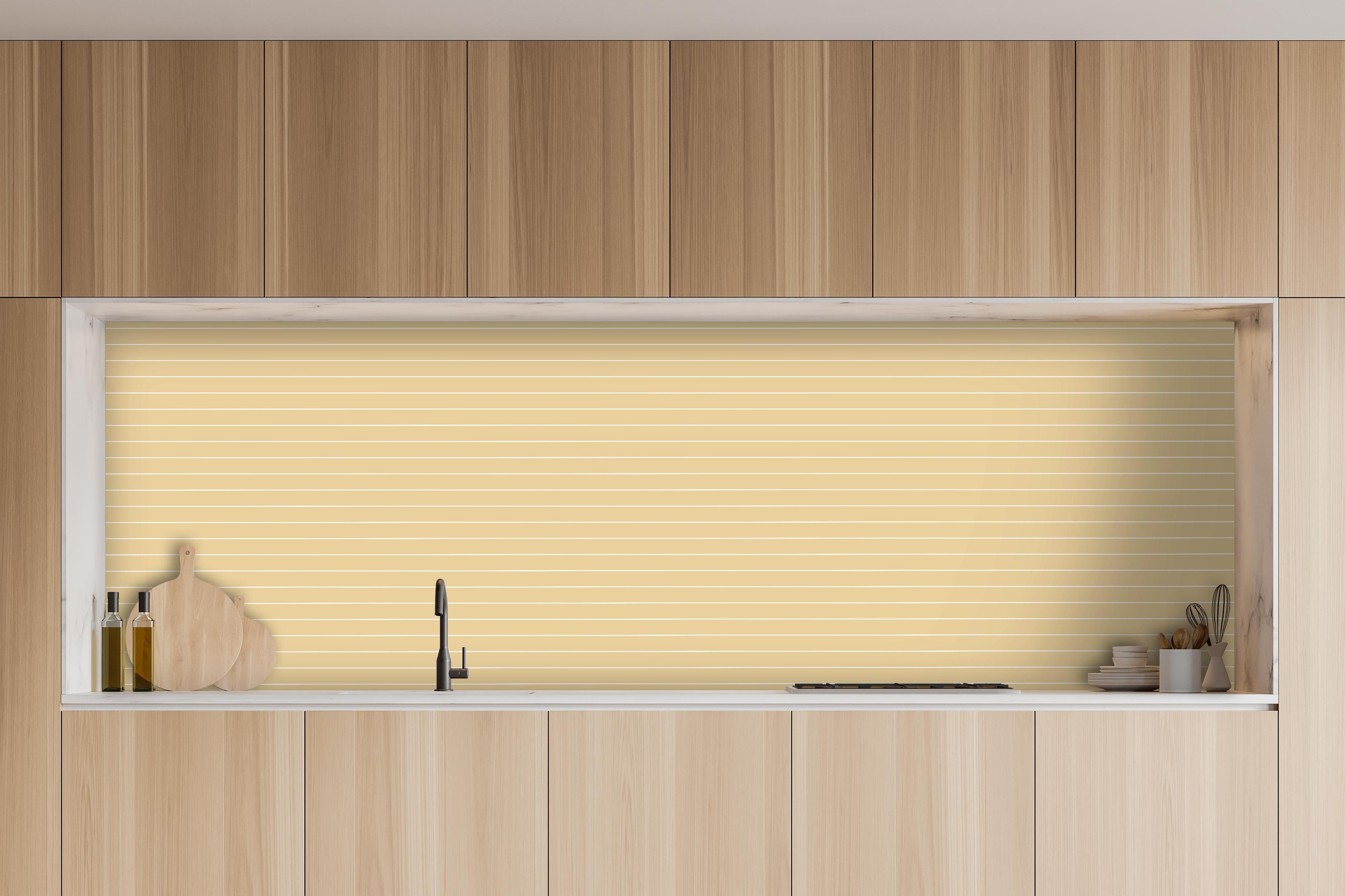 Küche - Geometrica Orizzontale Sabbia hinter weißen Hochglanz-Küchenregalen und schwarzem Wasserhahn