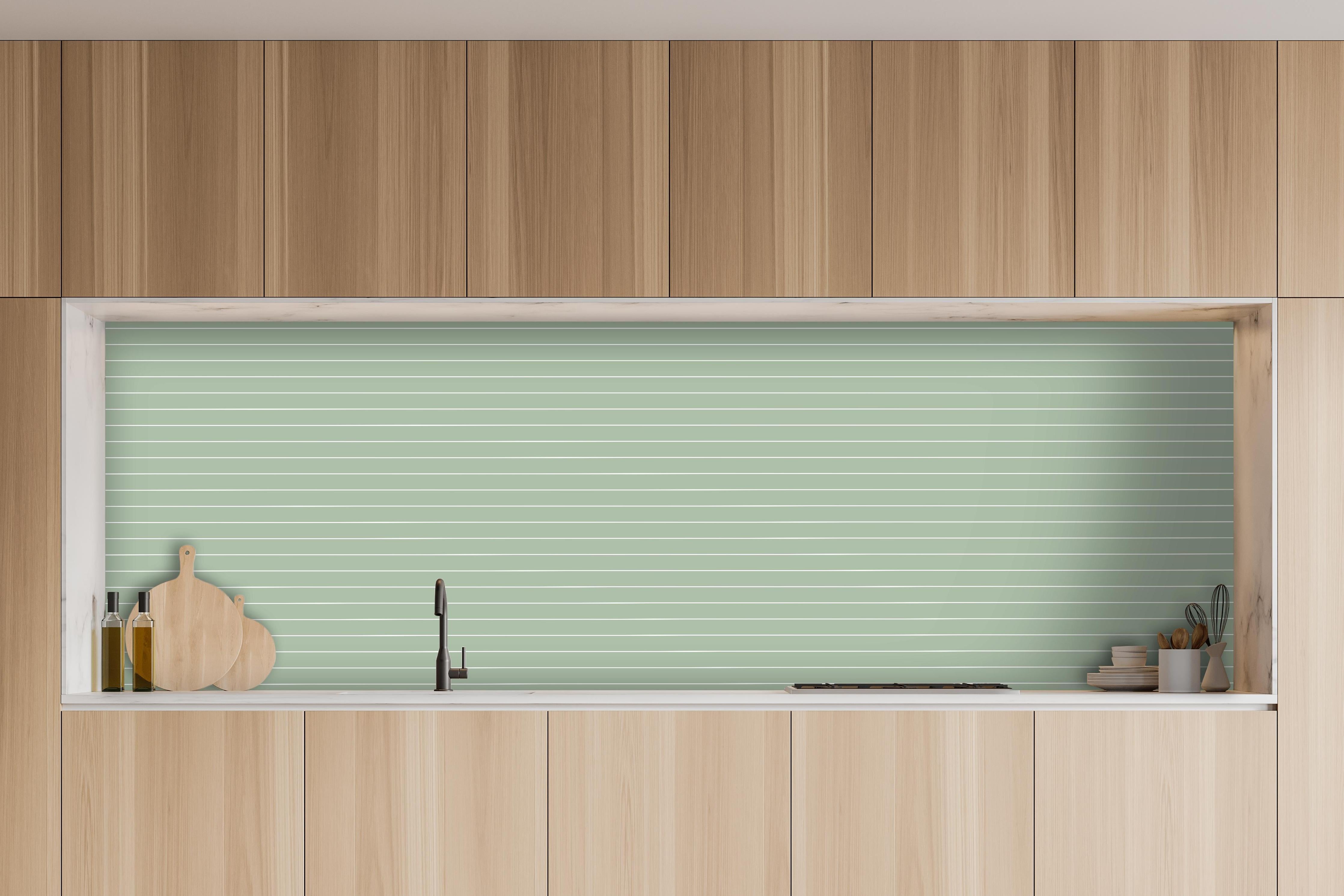 Küche - Geometrica Orizzontale Salvia hinter weißen Hochglanz-Küchenregalen und schwarzem Wasserhahn