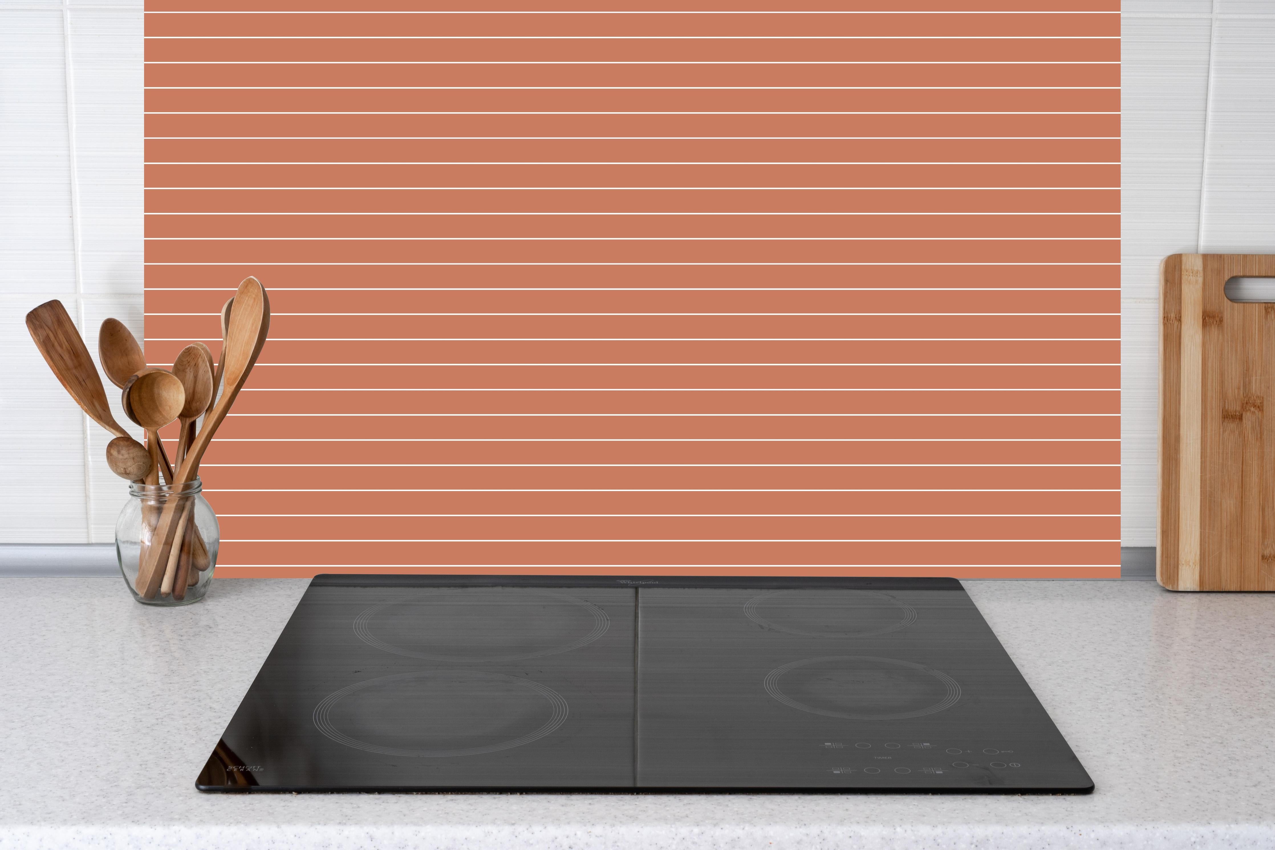 Küche - Geometrica Orizzontale Terracotta hinter weißen Hochglanz-Küchenregalen und schwarzem Wasserhahn