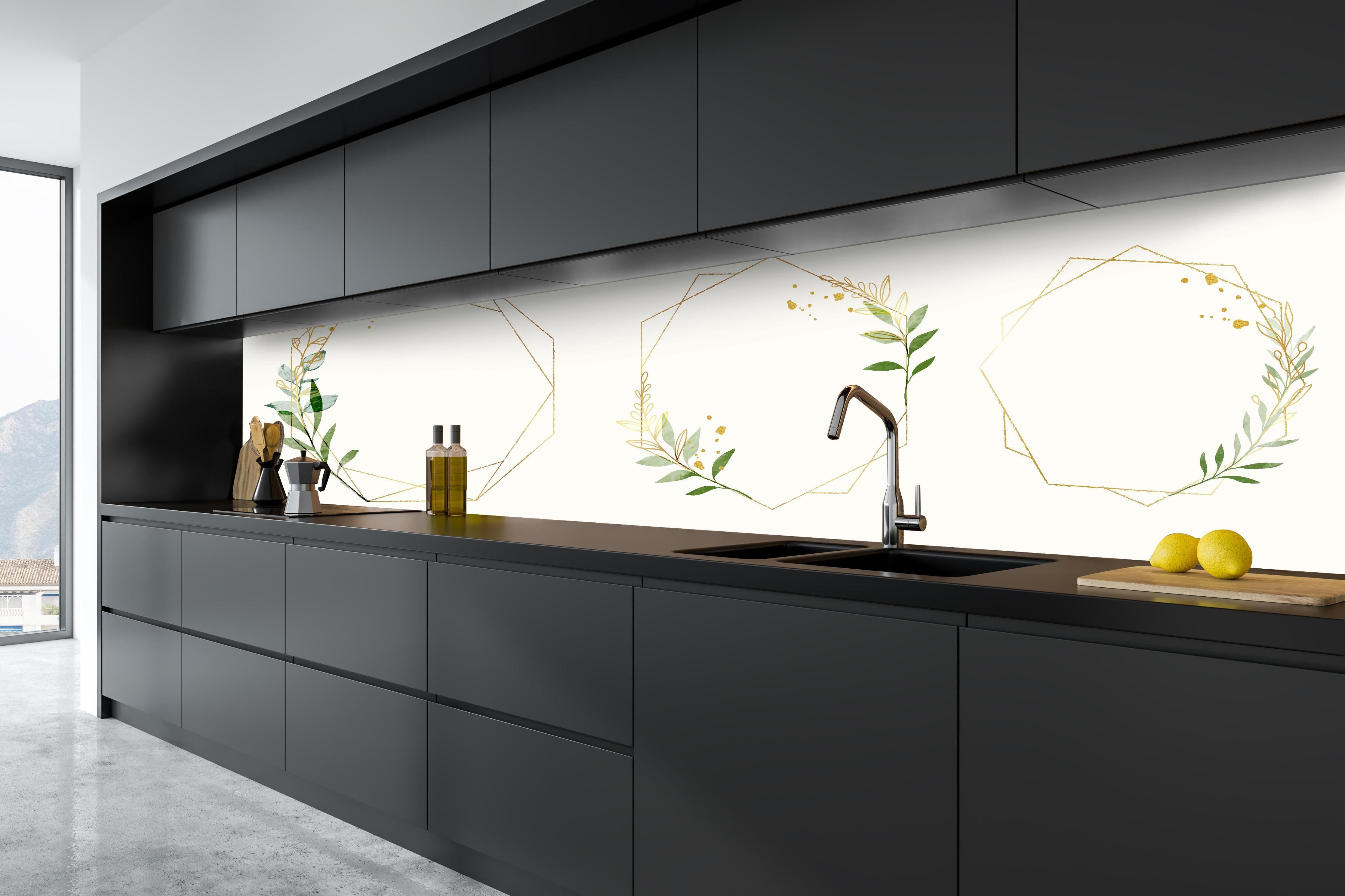 Küche - Geometrische Hexagon Blumenrahmen Illustrationen hinter weißen Hochglanz-Küchenregalen und schwarzem Wasserhahn