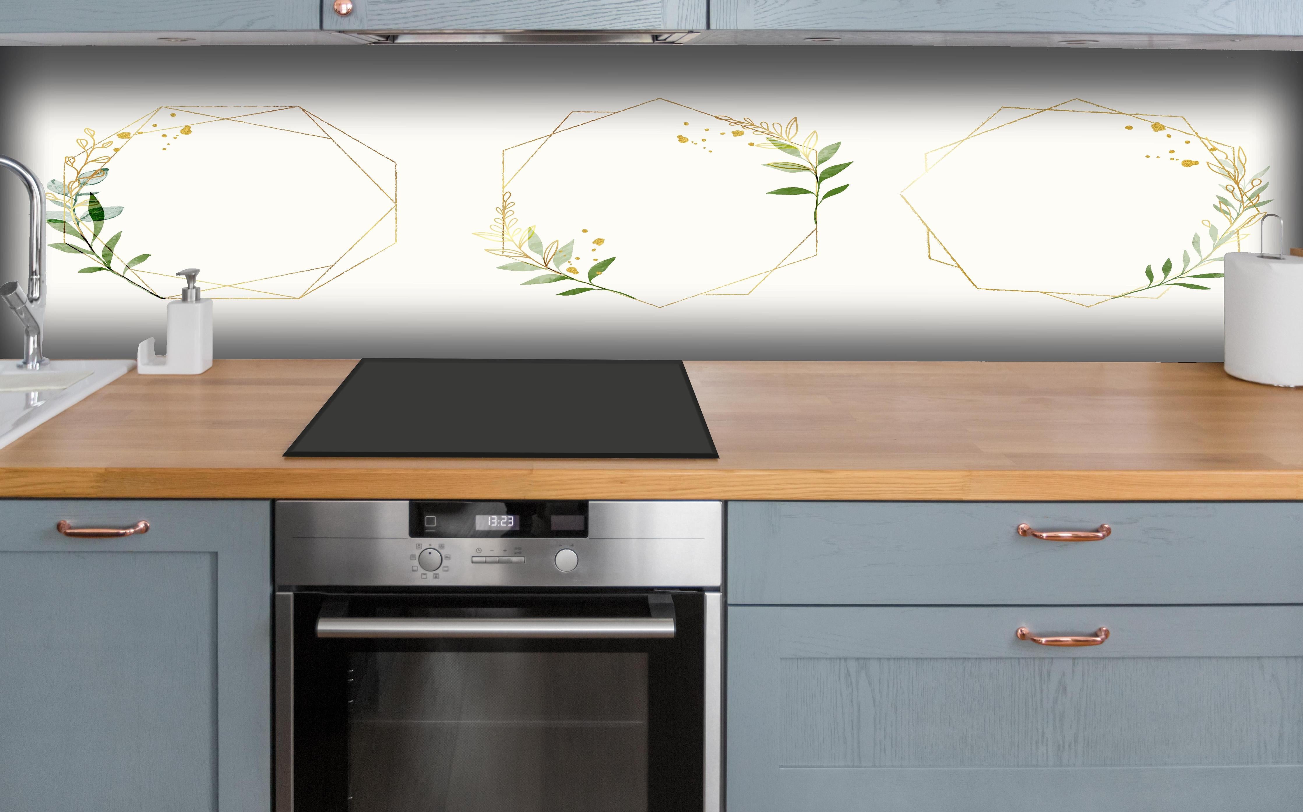 Küche - Geometrische Hexagon Blumenrahmen Illustrationen hinter weißen Hochglanz-Küchenregalen und schwarzem Wasserhahn