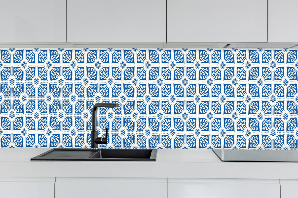 Küche - Geometrische Musterung in Blau und Weiß hinter weißen Hochglanz-Küchenregalen und schwarzem Wasserhahn