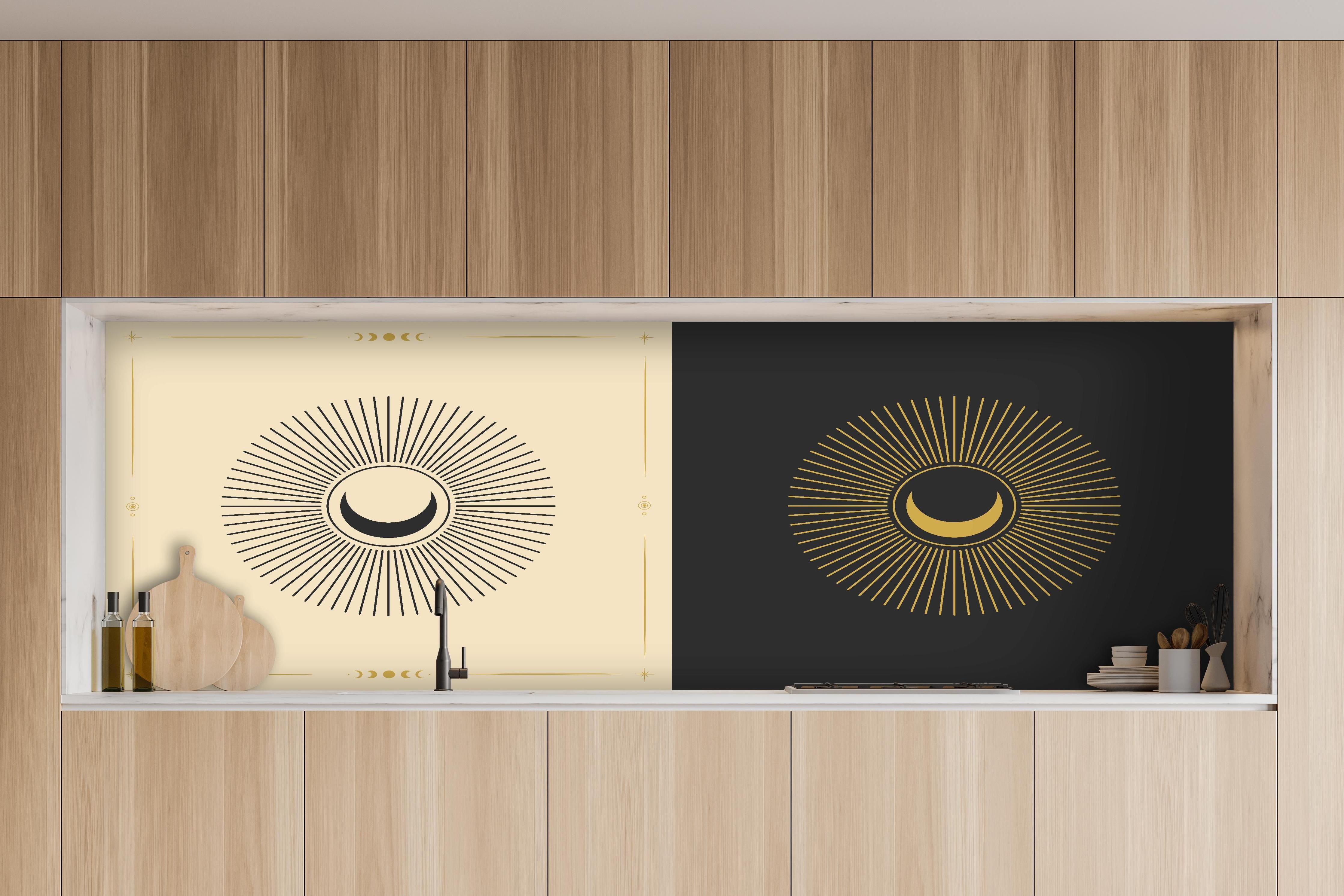 Küche - Geometrische Sonnen-Illustration Gold-Schwarz hinter weißen Hochglanz-Küchenregalen und schwarzem Wasserhahn
