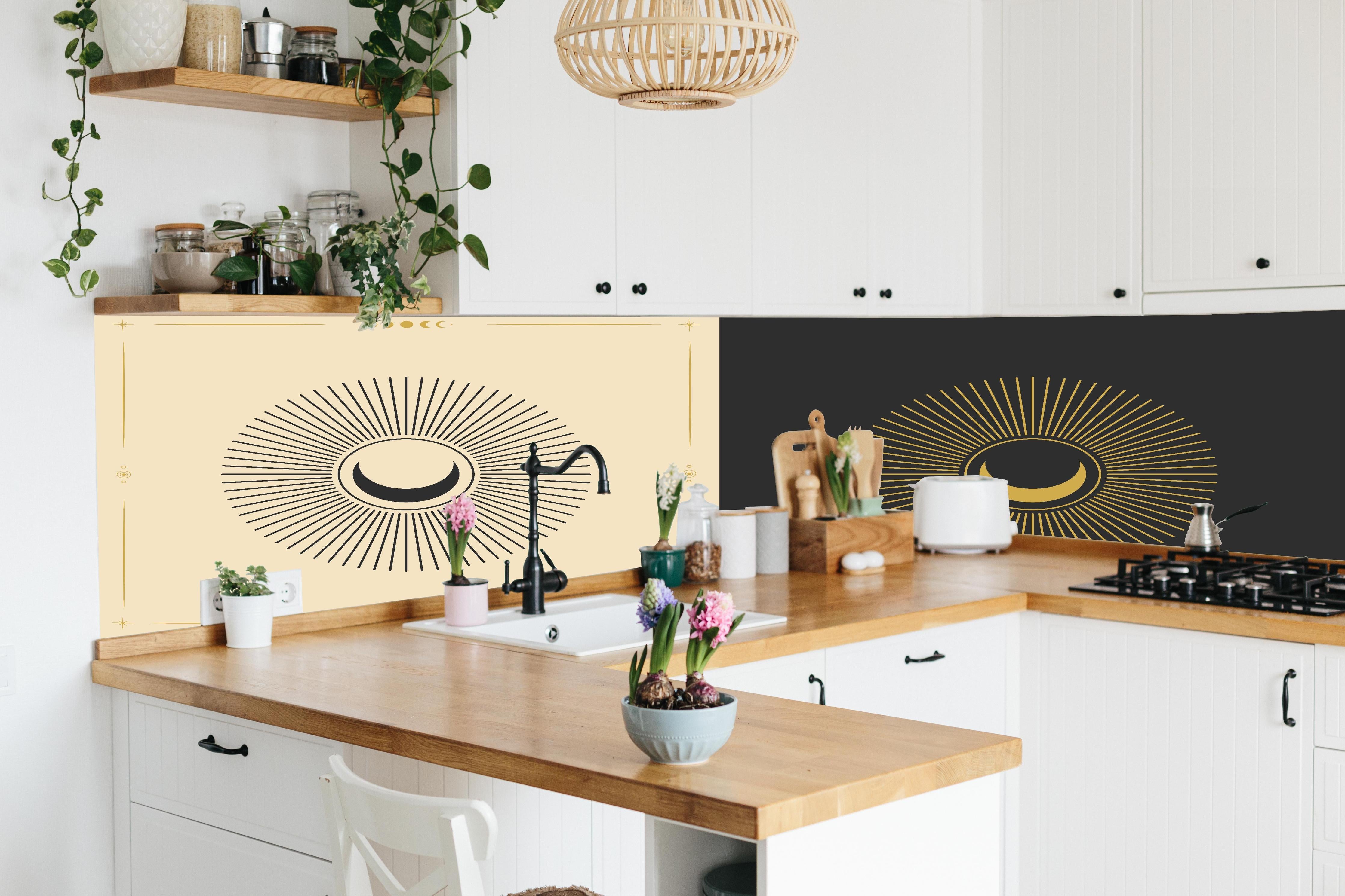 Küche - Geometrische Sonnen-Illustration Gold-Schwarz hinter weißen Hochglanz-Küchenregalen und schwarzem Wasserhahn