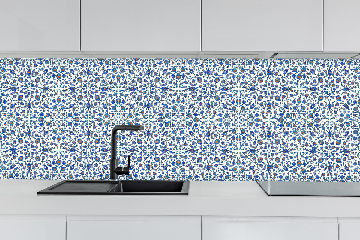 Küche - Geometrisches Blau-Weißes Ornamentmuster hinter weißen Hochglanz-Küchenregalen und schwarzem Wasserhahn