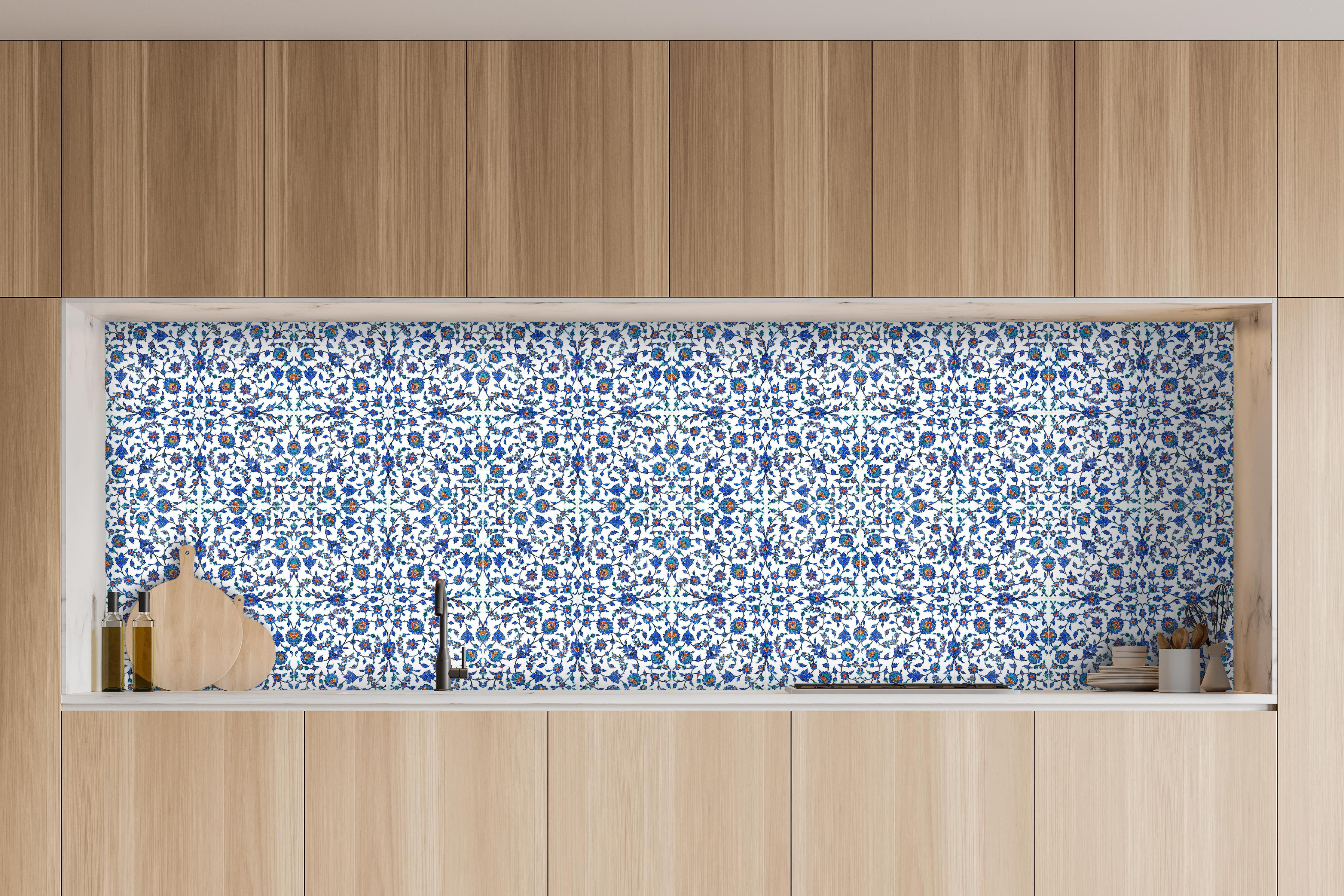 Küche - Geometrisches Blau-Weißes Ornamentmuster hinter weißen Hochglanz-Küchenregalen und schwarzem Wasserhahn