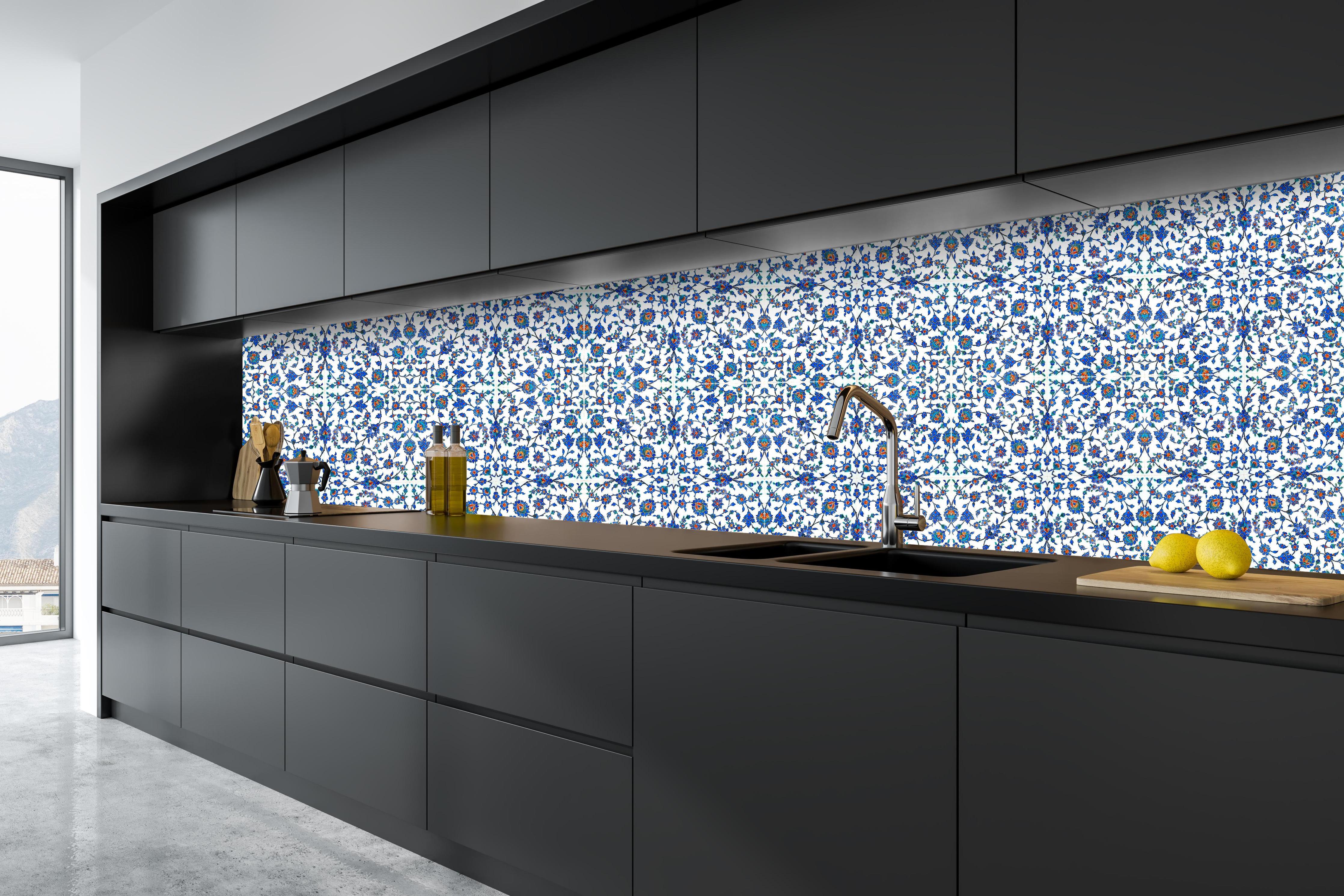 Küche - Geometrisches Blau-Weißes Ornamentmuster hinter weißen Hochglanz-Küchenregalen und schwarzem Wasserhahn