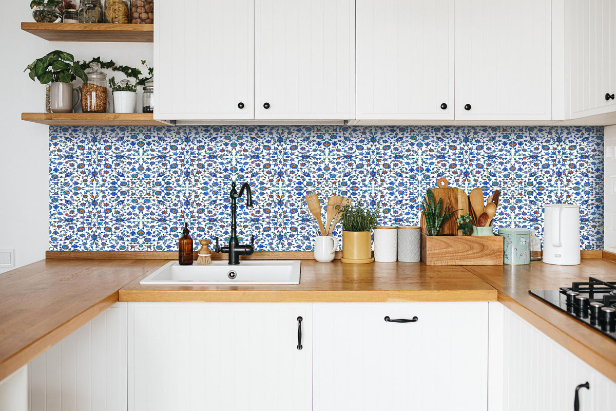 Küche - Geometrisches Blau-Weißes Ornamentmuster hinter weißen Hochglanz-Küchenregalen und schwarzem Wasserhahn