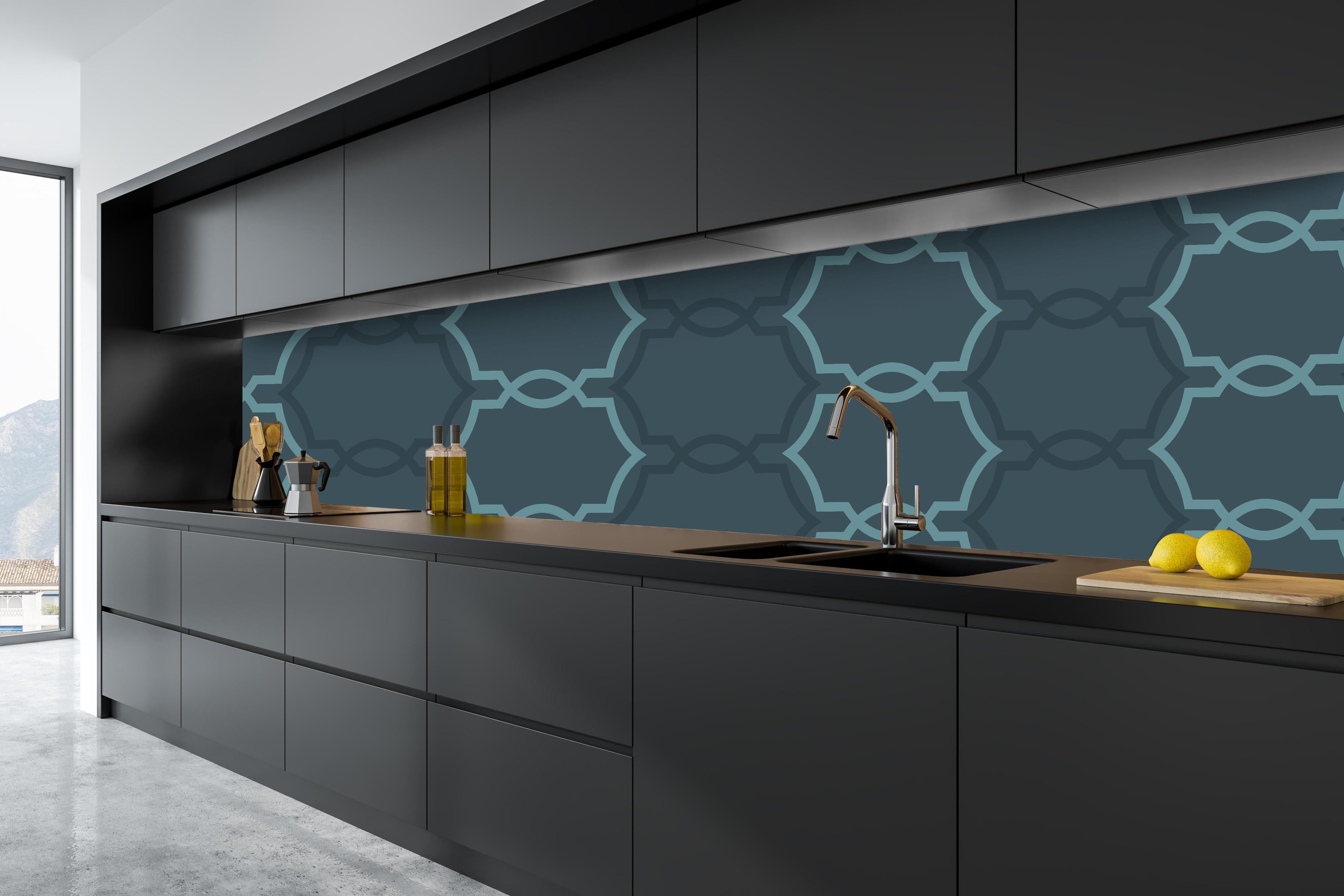 Küche - Geometrisches Dunkelblau-Designmuster hinter weißen Hochglanz-Küchenregalen und schwarzem Wasserhahn