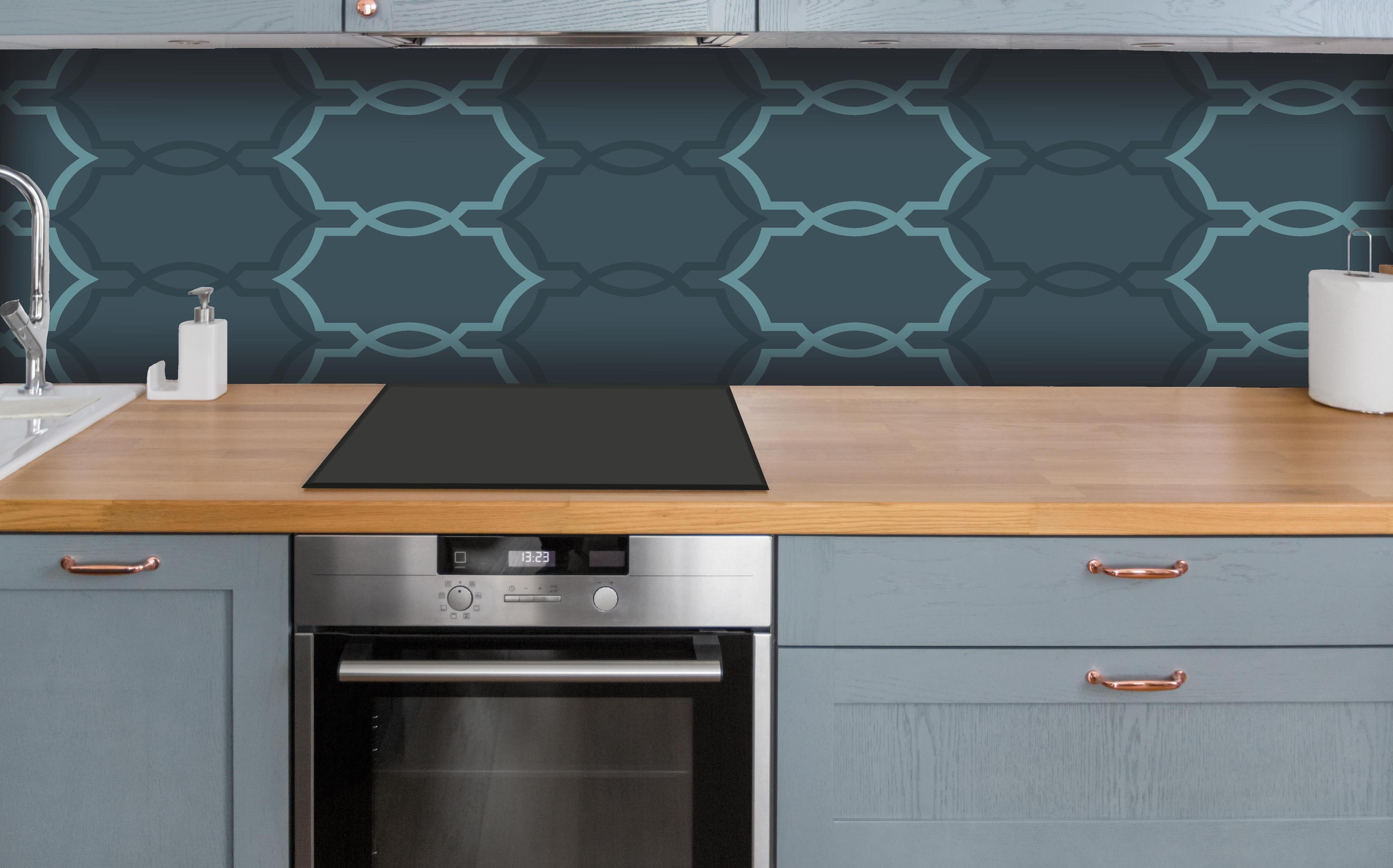 Küche - Geometrisches Dunkelblau-Designmuster hinter weißen Hochglanz-Küchenregalen und schwarzem Wasserhahn