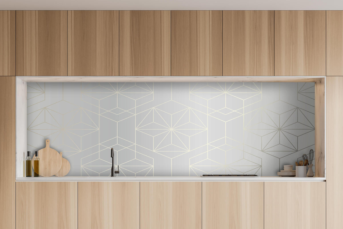 Küche - Geometrisches Muster Weiß und Grau hinter weißen Hochglanz-Küchenregalen und schwarzem Wasserhahn