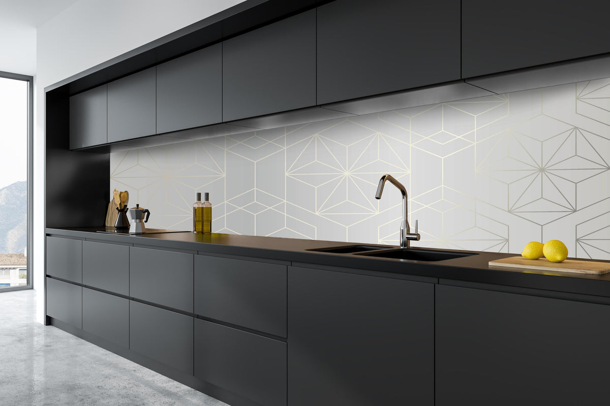 Küche - Geometrisches Muster Weiß und Grau hinter weißen Hochglanz-Küchenregalen und schwarzem Wasserhahn