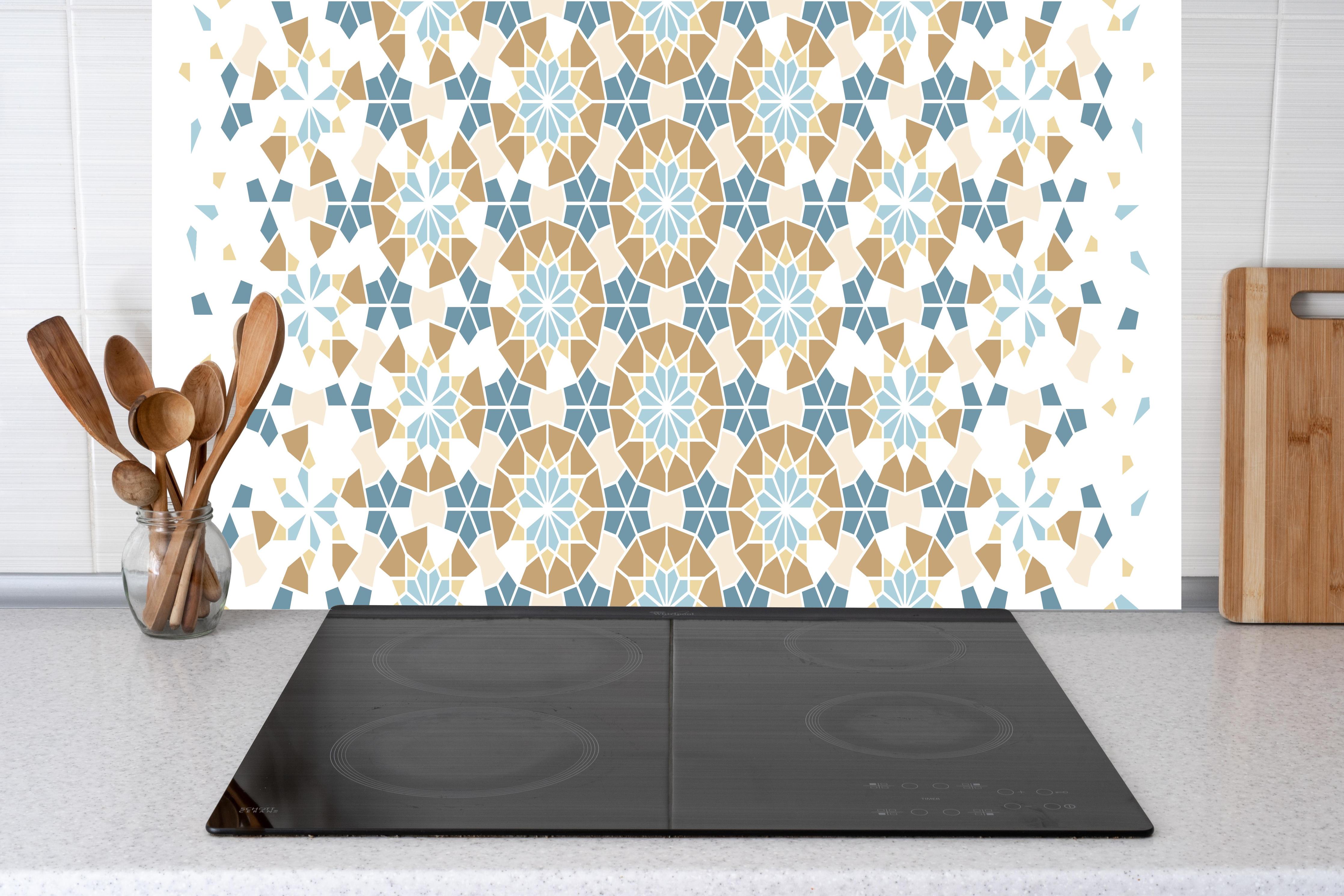 Küche - Geometrisches Muster in Blau und Beige hinter weißen Hochglanz-Küchenregalen und schwarzem Wasserhahn