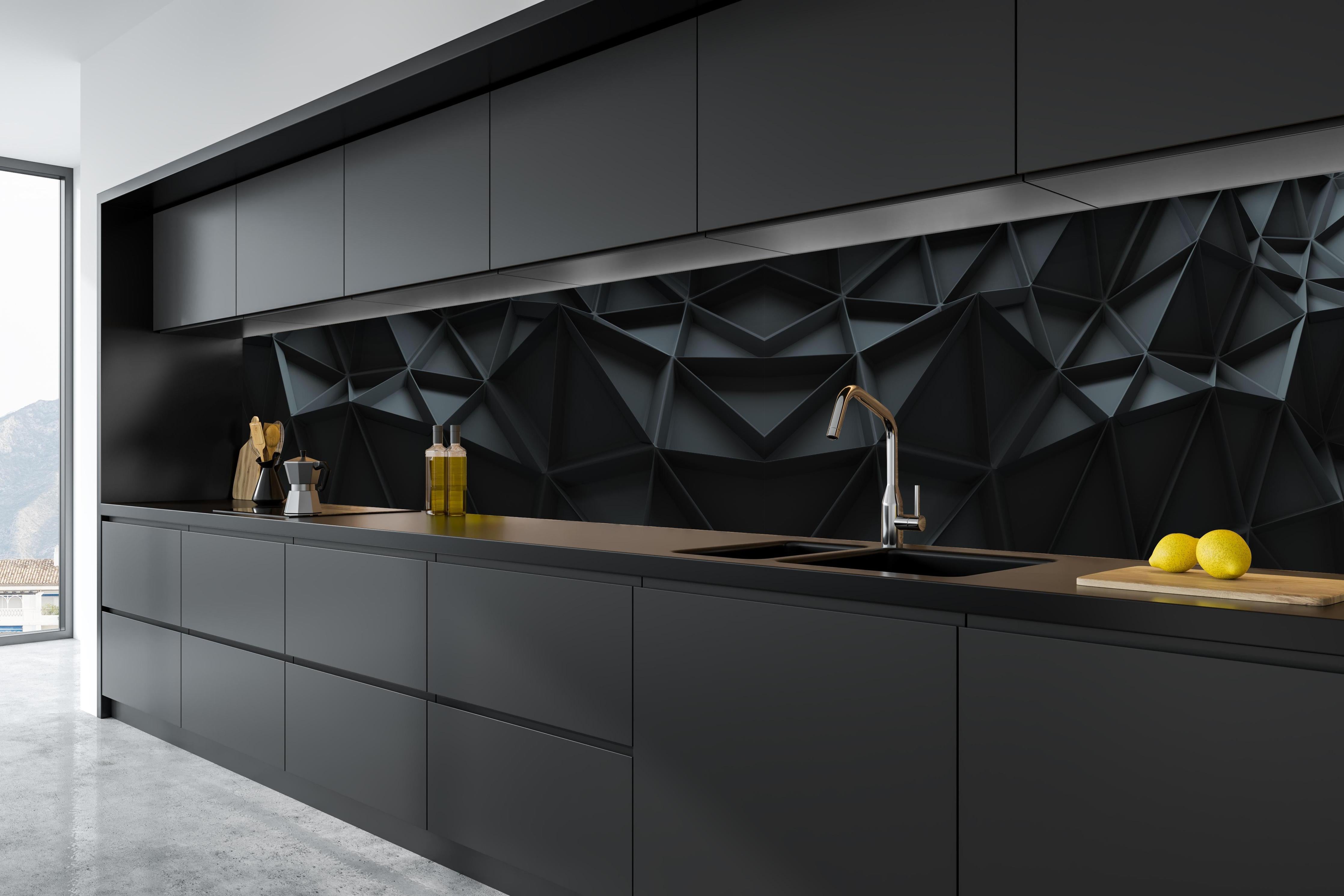 Küche - Geometrisches Muster in Schwarz und Grau hinter weißen Hochglanz-Küchenregalen und schwarzem Wasserhahn