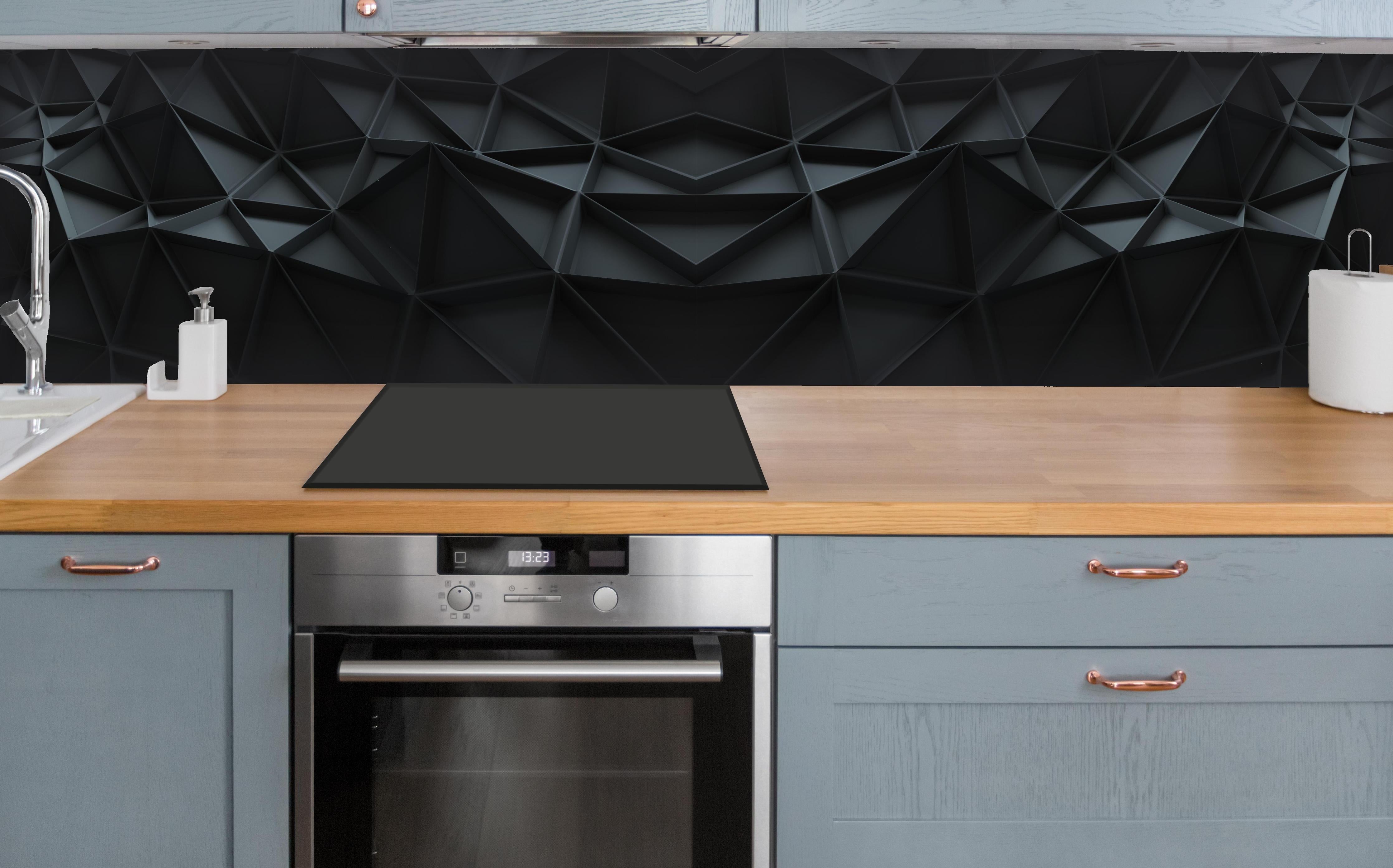 Küche - Geometrisches Muster in Schwarz und Grau hinter weißen Hochglanz-Küchenregalen und schwarzem Wasserhahn