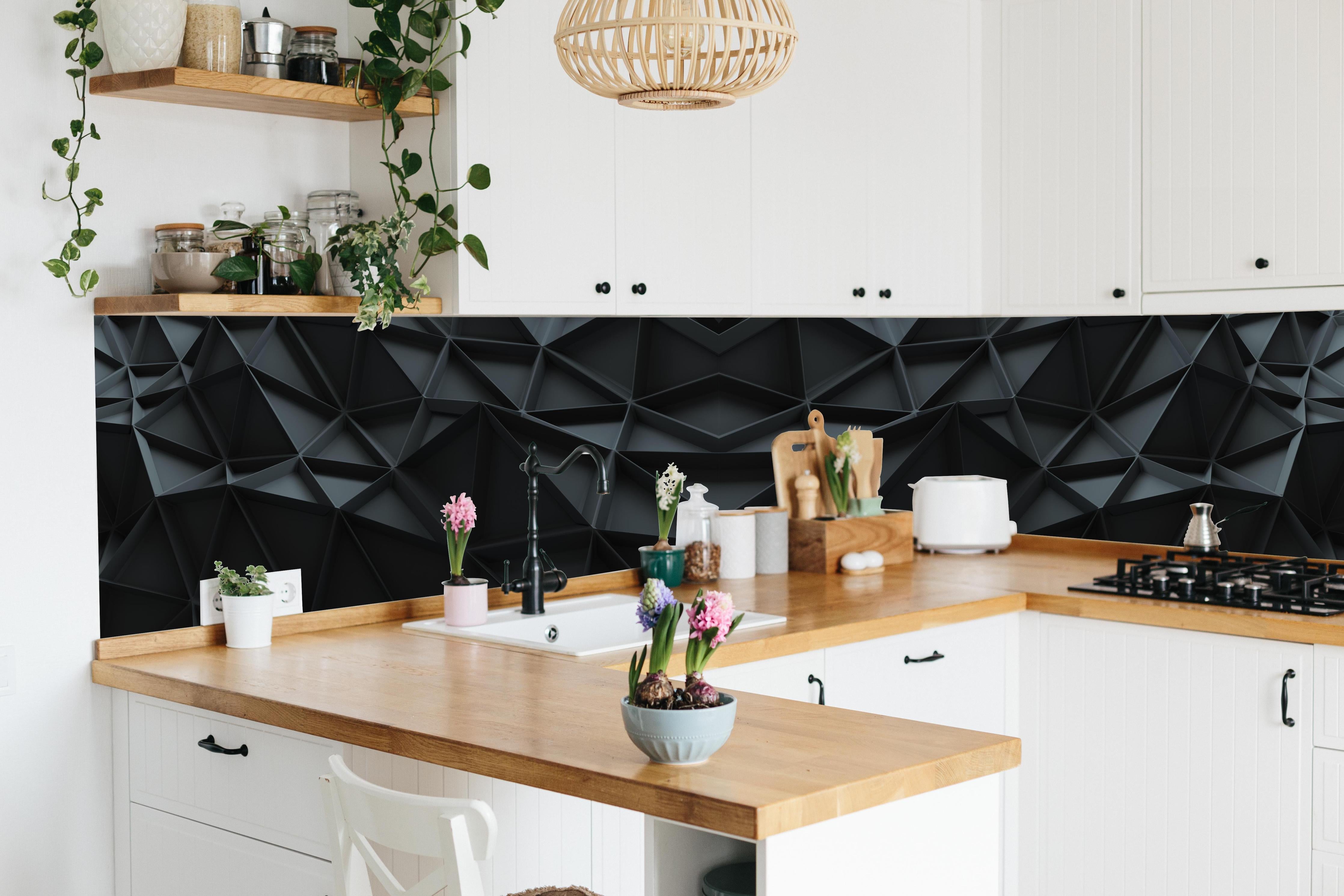 Küche - Geometrisches Muster in Schwarz und Grau hinter weißen Hochglanz-Küchenregalen und schwarzem Wasserhahn