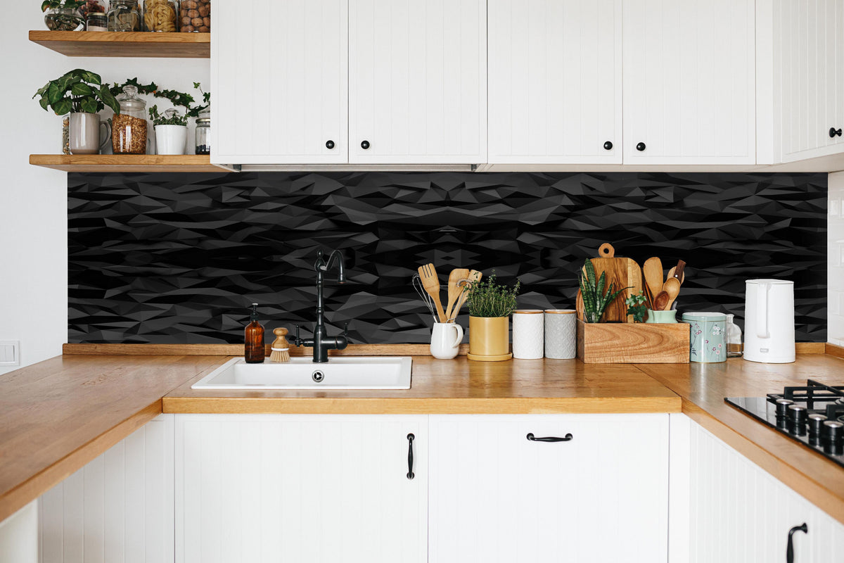 Küche - Geometrisches Muster in Schwarz und Weiß hinter weißen Hochglanz-Küchenregalen und schwarzem Wasserhahn