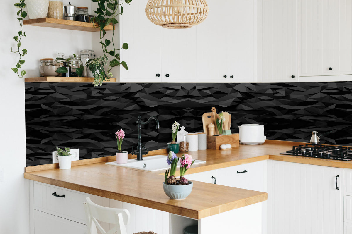 Küche - Geometrisches Muster in Schwarz und Weiß hinter weißen Hochglanz-Küchenregalen und schwarzem Wasserhahn