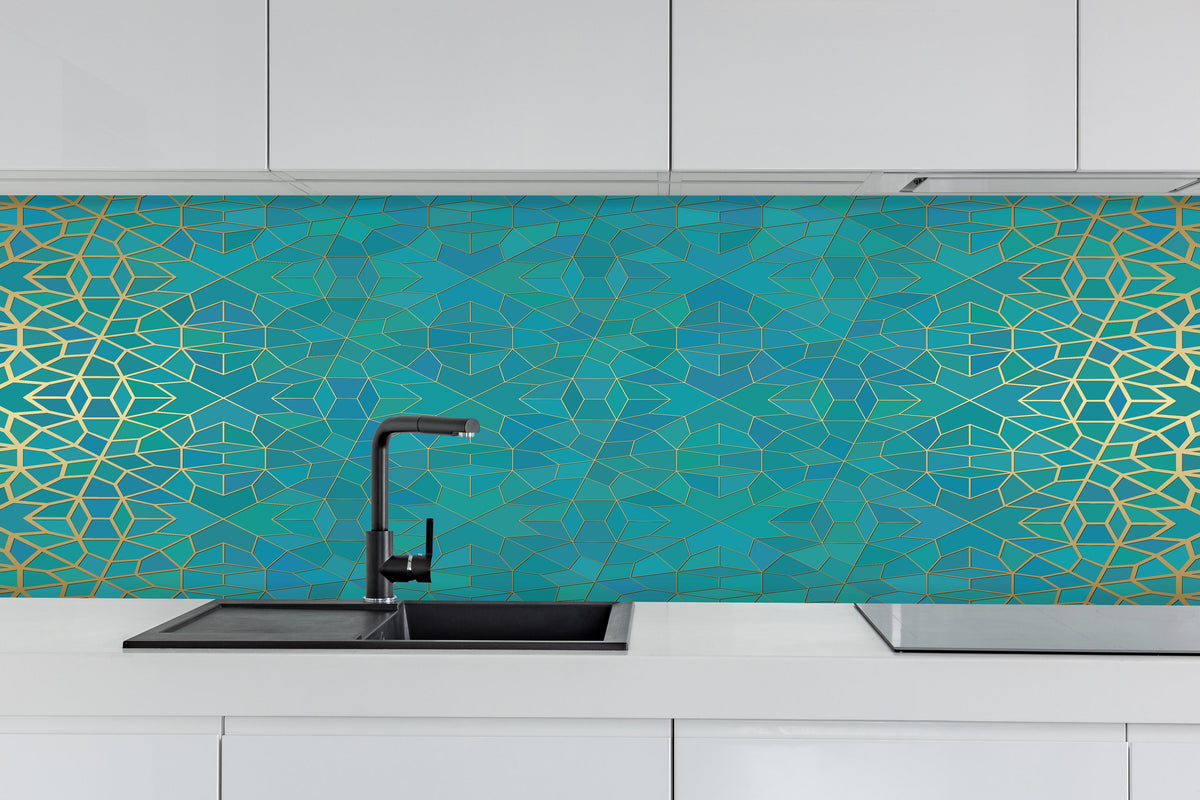 Küche - Geometrisches Muster mit Blauverlauf hinter weißen Hochglanz-Küchenregalen und schwarzem Wasserhahn
