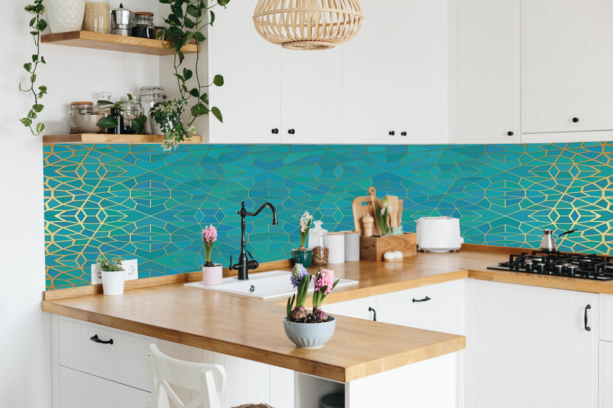 Küche - Geometrisches Muster mit Blauverlauf hinter weißen Hochglanz-Küchenregalen und schwarzem Wasserhahn