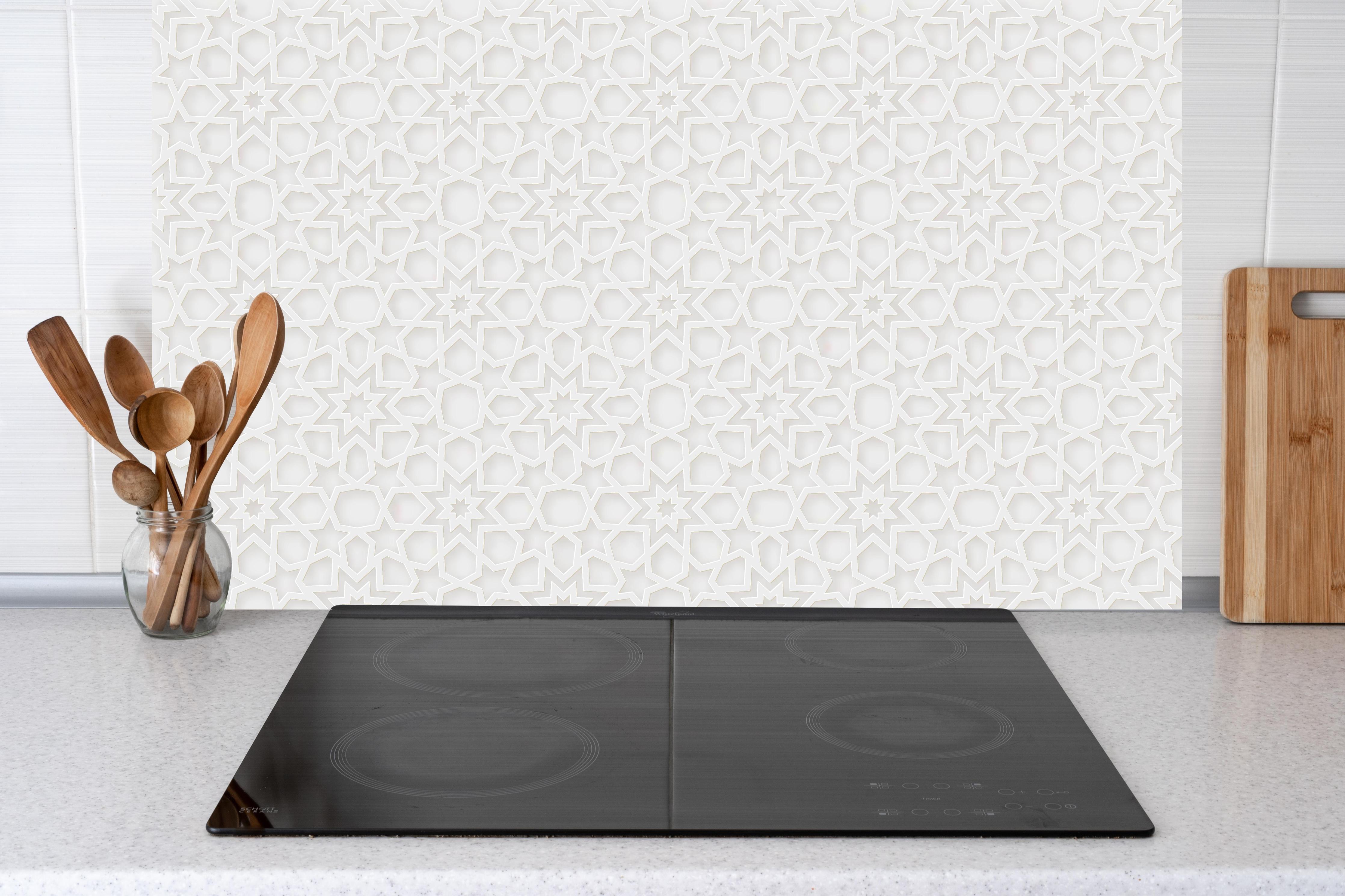 Küche - Geometrisches Ramadan Muster in Weiß hinter weißen Hochglanz-Küchenregalen und schwarzem Wasserhahn