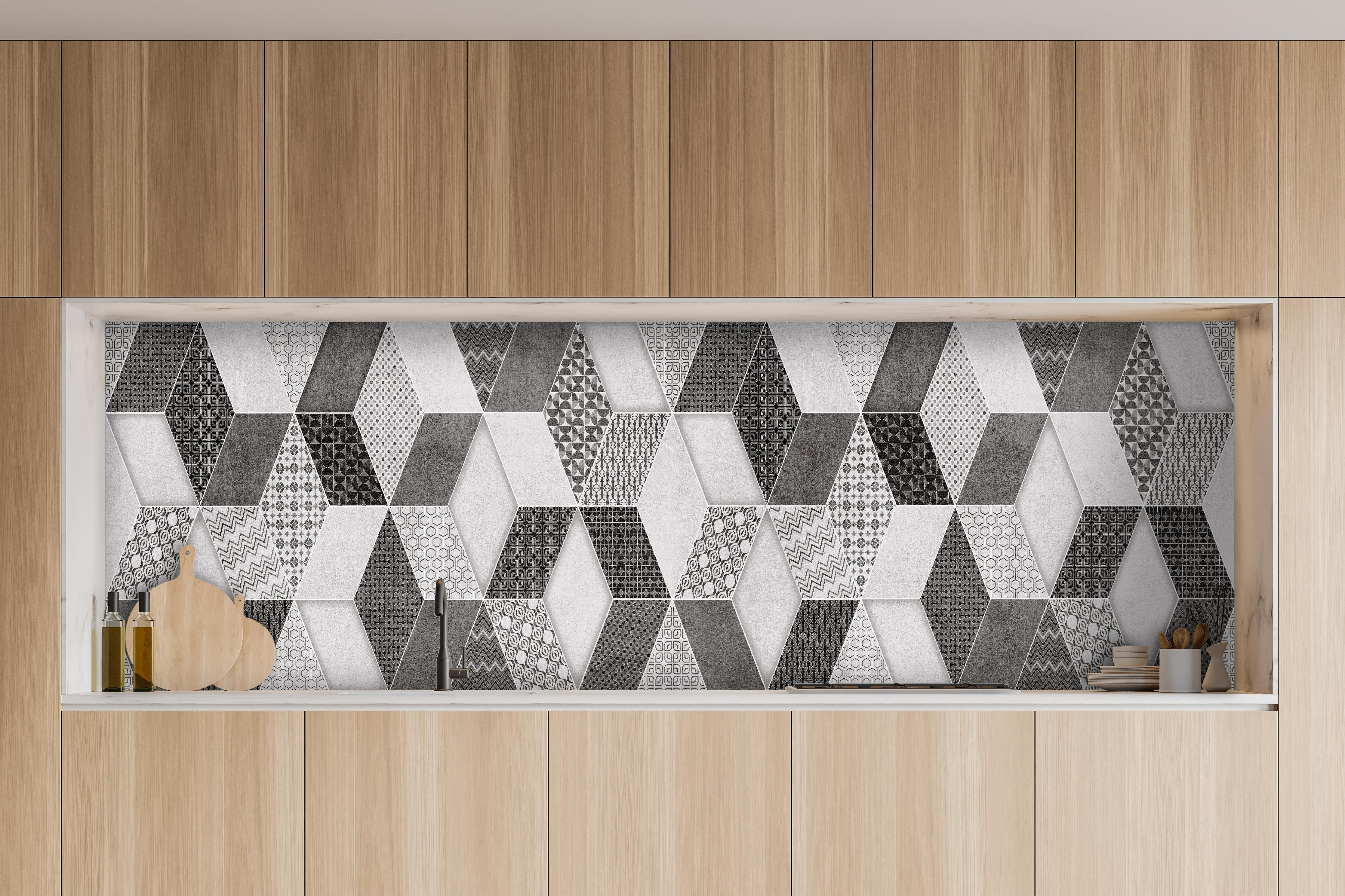 Küche - Geometrisches Retro-Fliesen Muster hinter weißen Hochglanz-Küchenregalen und schwarzem Wasserhahn