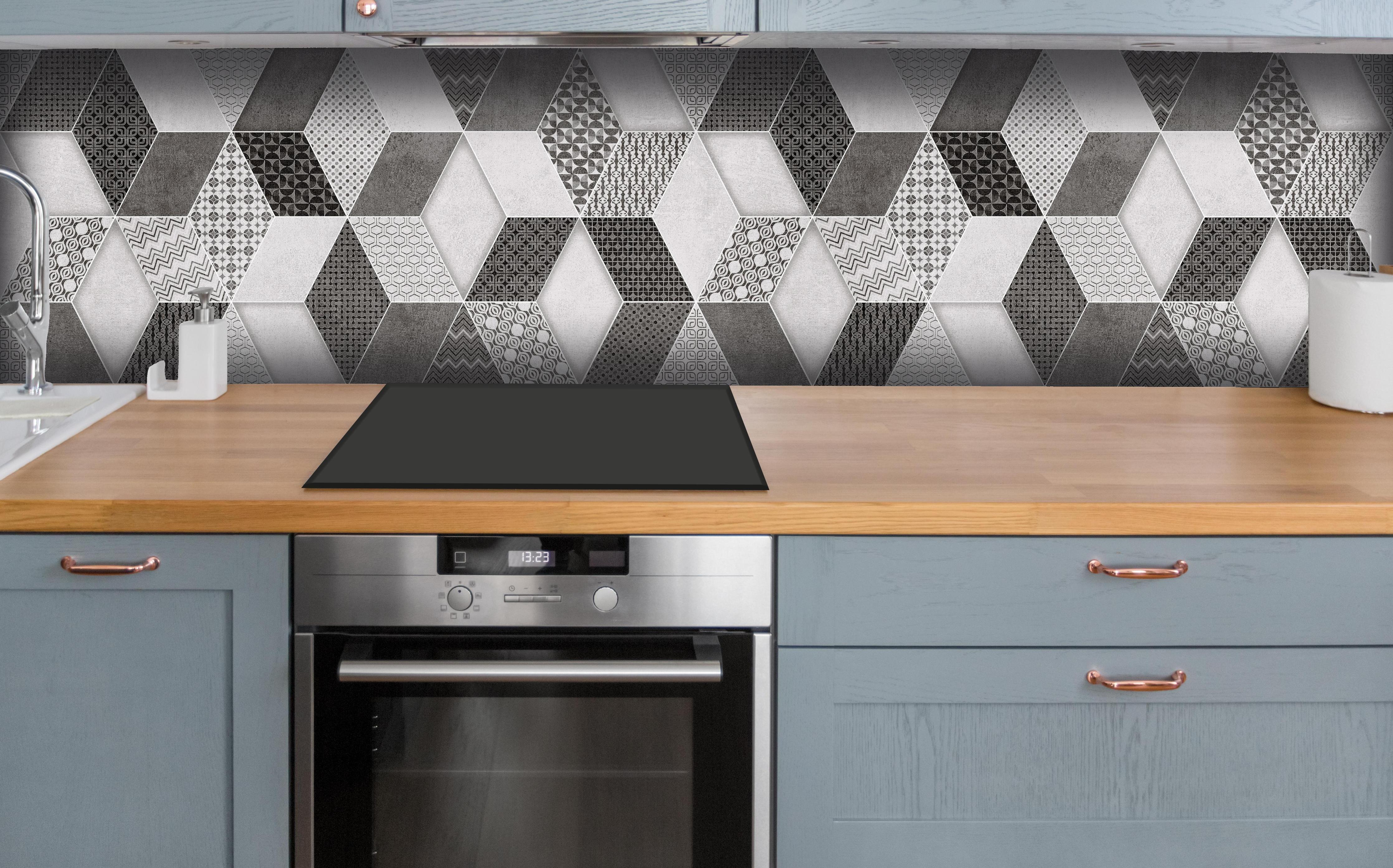 Küche - Geometrisches Retro-Fliesen Muster hinter weißen Hochglanz-Küchenregalen und schwarzem Wasserhahn