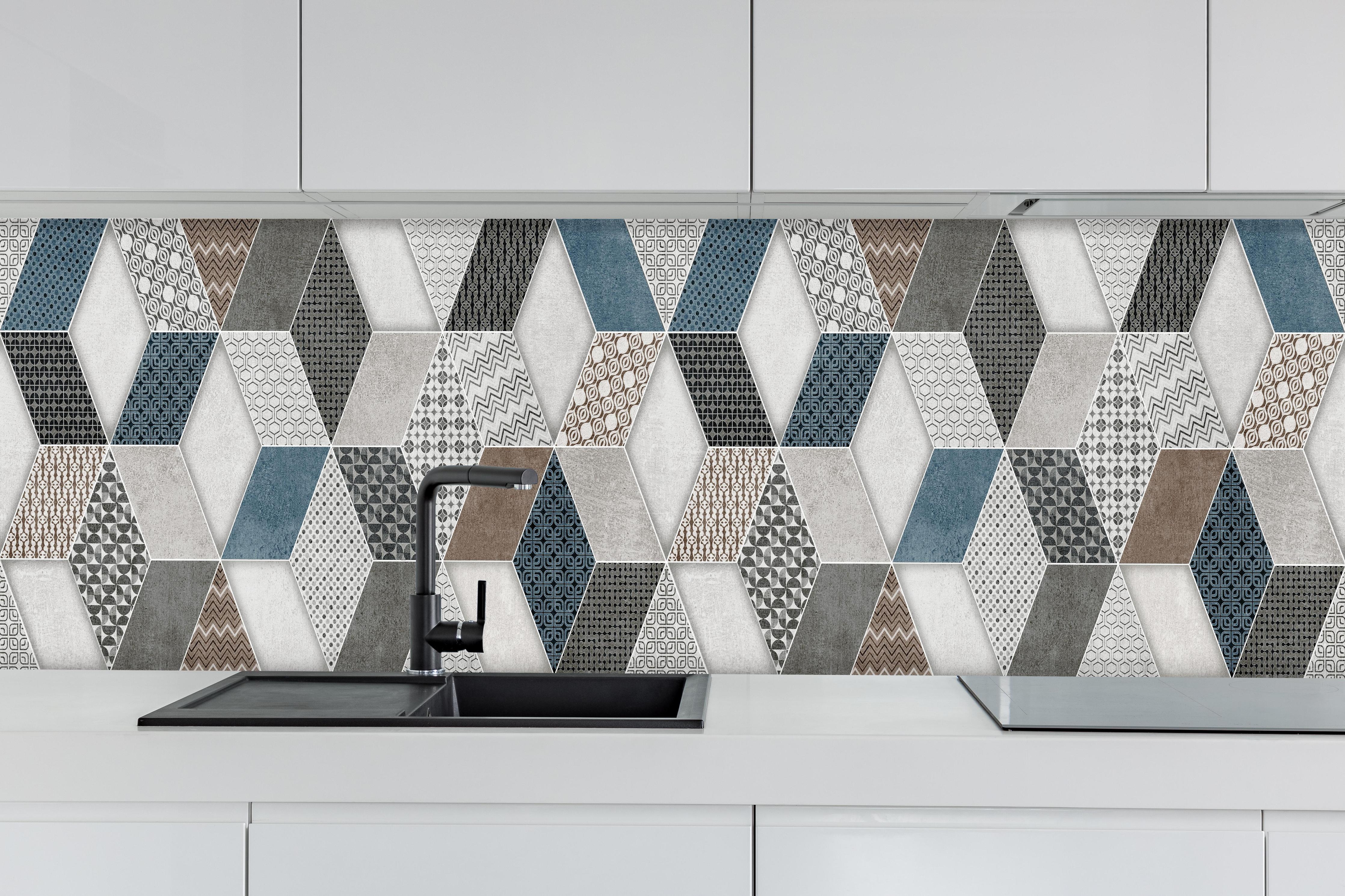 Küche - Geometrischse Retro-Fliesen Muster hinter weißen Hochglanz-Küchenregalen und schwarzem Wasserhahn