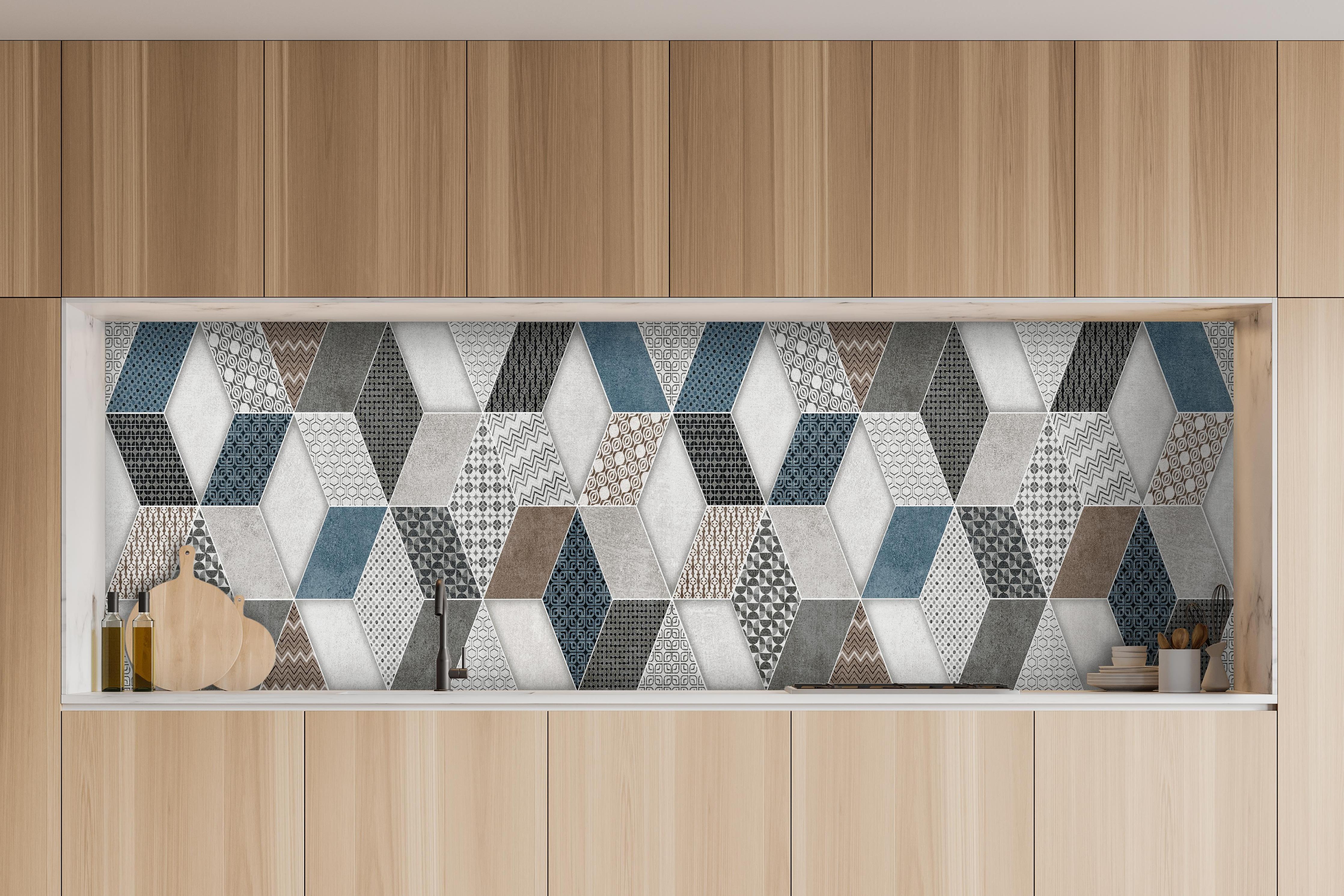 Küche - Geometrischse Retro-Fliesen Muster hinter weißen Hochglanz-Küchenregalen und schwarzem Wasserhahn