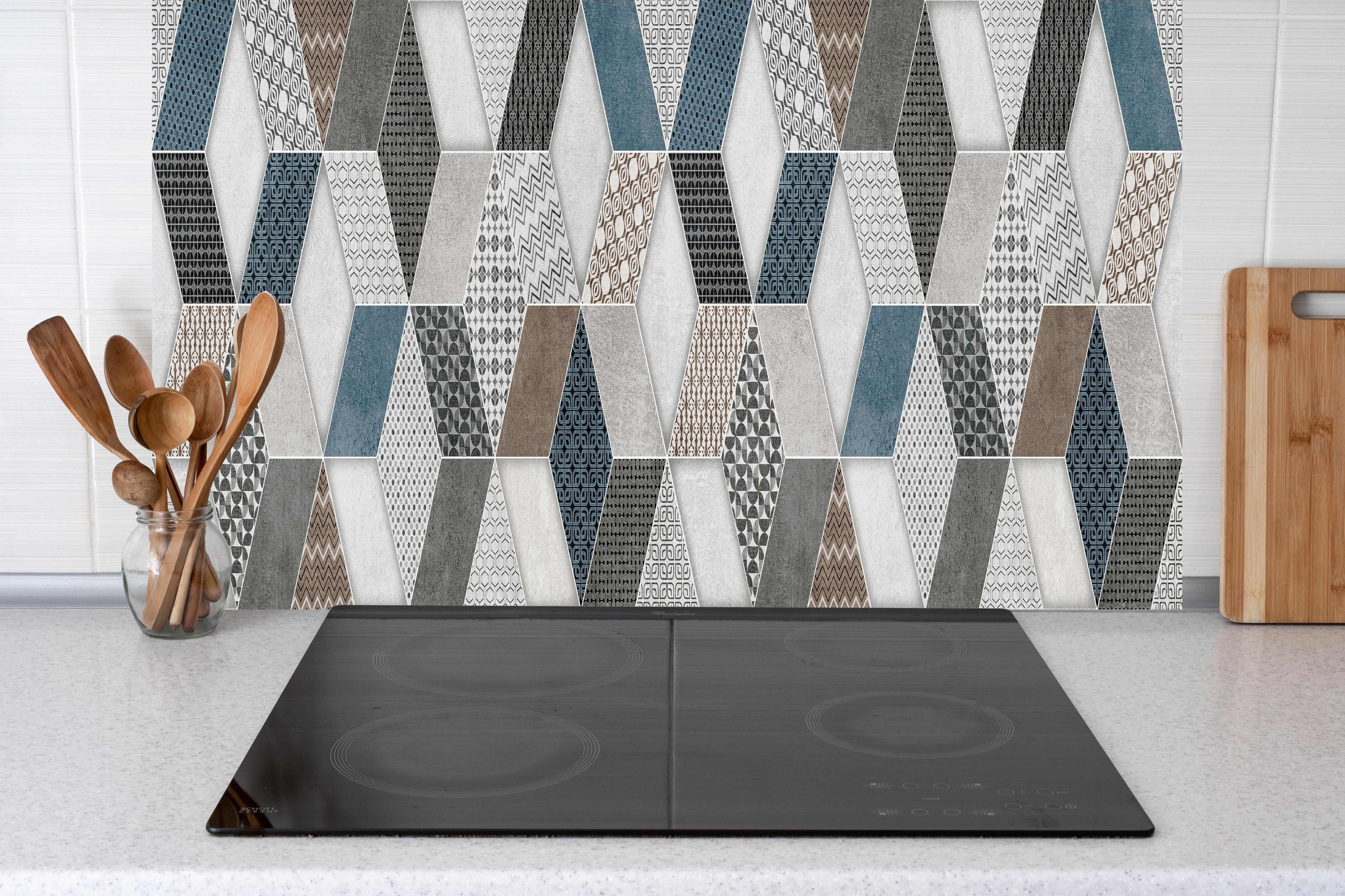 Küche - Geometrischse Retro-Fliesen Muster hinter weißen Hochglanz-Küchenregalen und schwarzem Wasserhahn