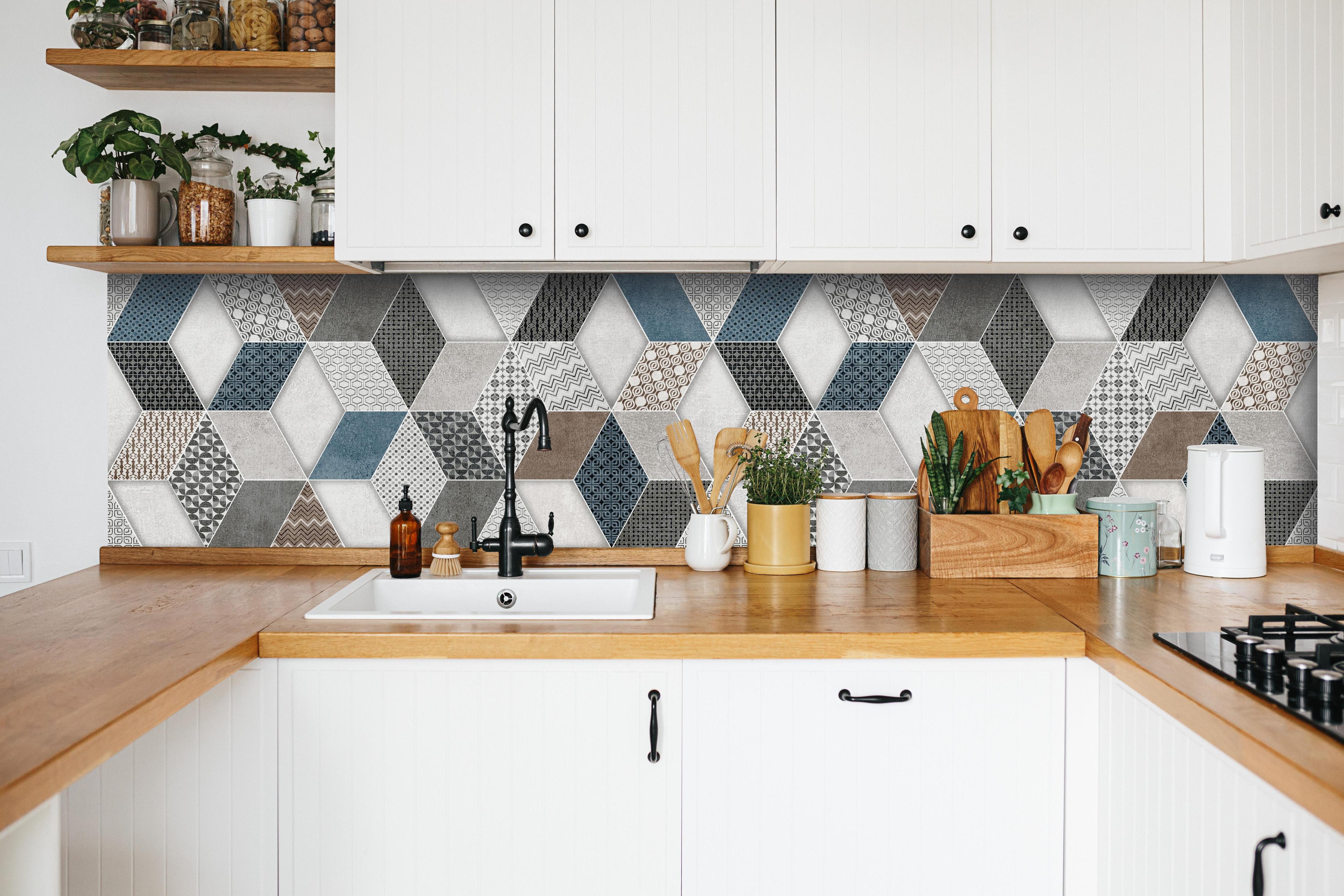 Küche - Geometrischse Retro-Fliesen Muster hinter weißen Hochglanz-Küchenregalen und schwarzem Wasserhahn